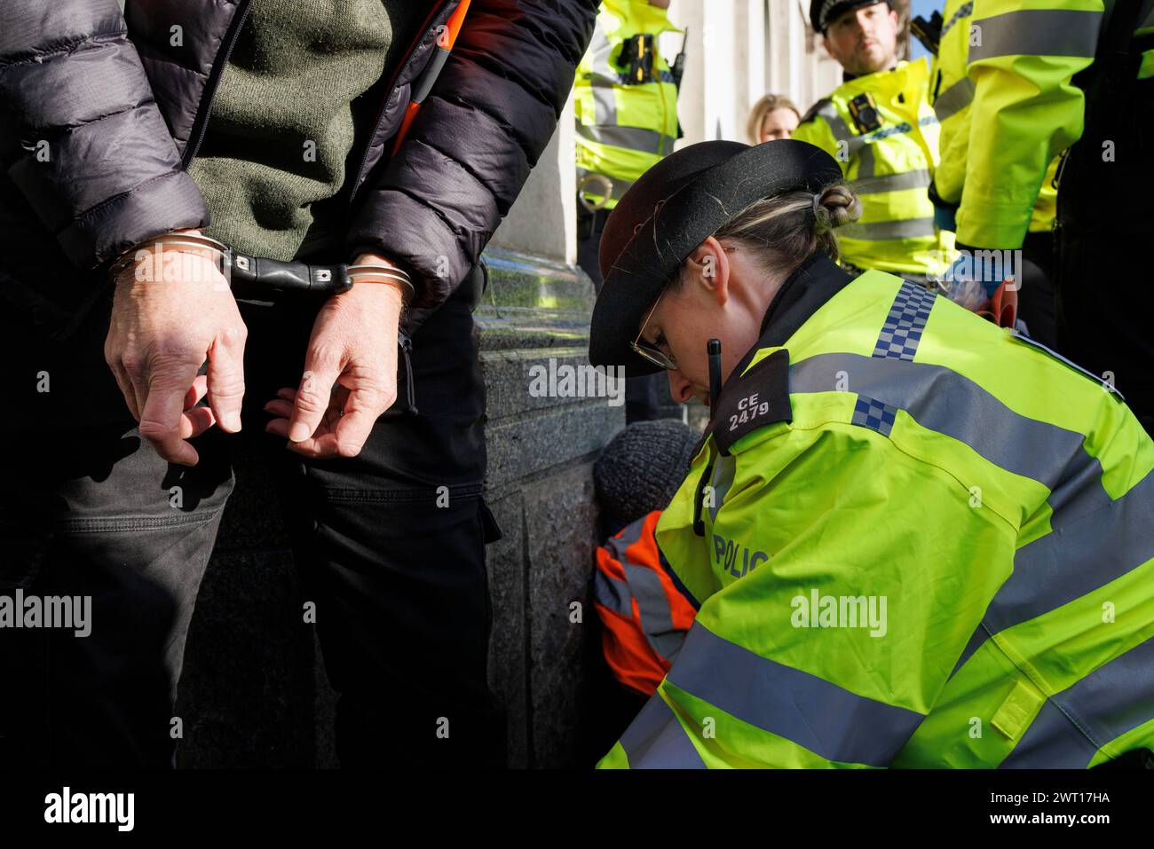 November 2023. Whitehall, London, Großbritannien. Verhaftungen von Just Stop Oil Demonstranten. Die Demonstranten wurden innerhalb einer Minute vom Straßenbelag weggebracht. Stockfoto