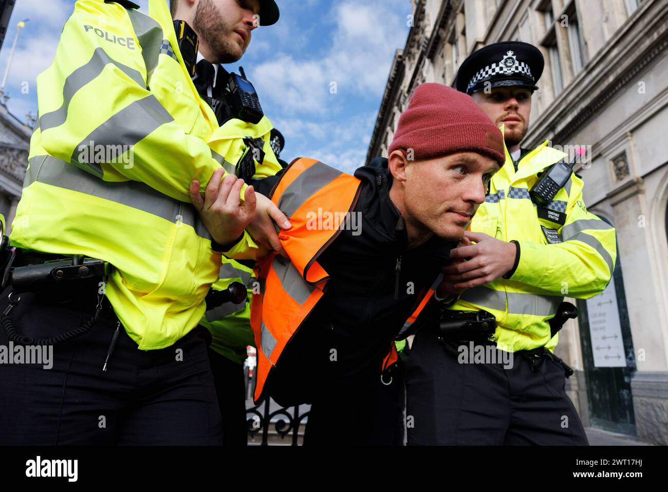 November 2023. Whitehall, London, Großbritannien. Verhaftungen von Just Stop Oil Demonstranten. Die Demonstranten wurden innerhalb einer Minute vom Straßenbelag weggebracht. Stockfoto