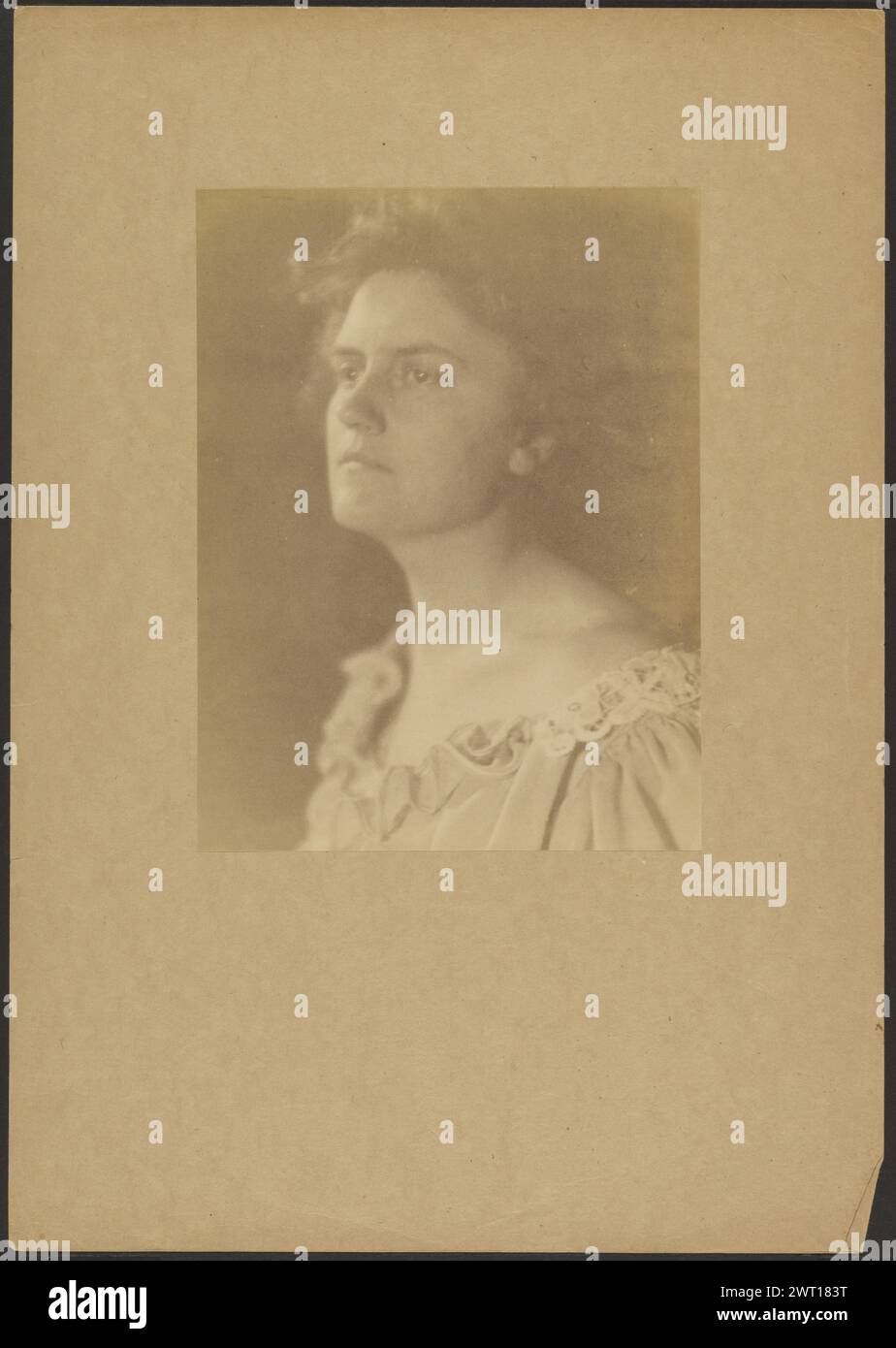 Porträt einer Frau mit Rüschenkragen. Louis Fleckenstein, Fotograf (Amerikaner, 1866–1943) 1907–1943 Stockfoto