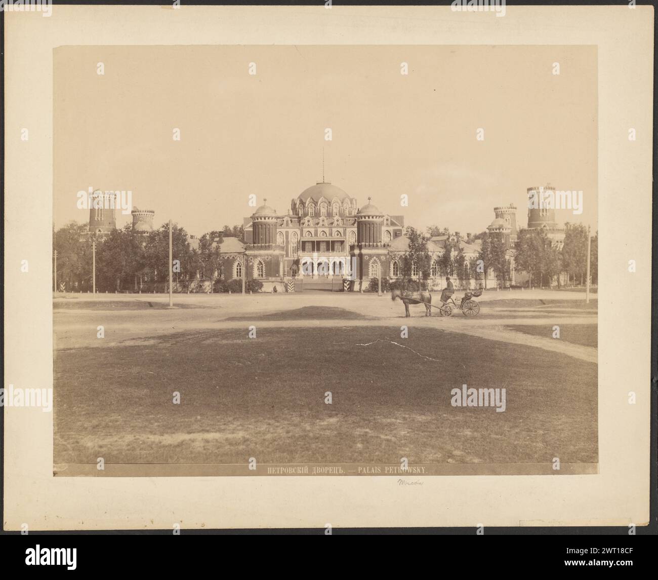 Петровский дворец. Unbekannt, Fotograf um 1870–1880 Ein großes Domgebäude mit einem niedrigen Kuppeldach und einem einzigen schmalen Turm. Die Torpfosten, die zur Kathedrale führen, sind mit kleinen Kuppeln gekrönt. Vor dem Domtor befindet sich ein großer Schmutzfleck und eine Pferdekutsche steht seitlich. (Recto, Print) unten in der Mitte, negativ gedruckt: 'ПЕТРОВСКIЙ ДВОРЕЦЪ. - PALAIS PETROWSKY."; (Recto, Mount) untere Mitte, Bleistift: "Moskau"; Stockfoto Петровский дворец. Unbekannt, Fotograf um 1870–1880 Ein großes Domgebäude mit einem niedrigen Kuppeldach und einem einzigen schmalen Turm. Die Torpfosten, die zur Kathedrale führen, sind mit kleinen Kuppeln gekrönt. Vor dem Domtor befindet sich ein großer Schmutzfleck und eine Pferdekutsche steht seitlich. (Recto, Print) unten in der Mitte, negativ gedruckt: 'ПЕТРОВСКIЙ ДВОРЕЦЪ. - PALAIS PETROWSKY."; (Recto, Mount) untere Mitte, Bleistift: "Moskau"; Stockfoto