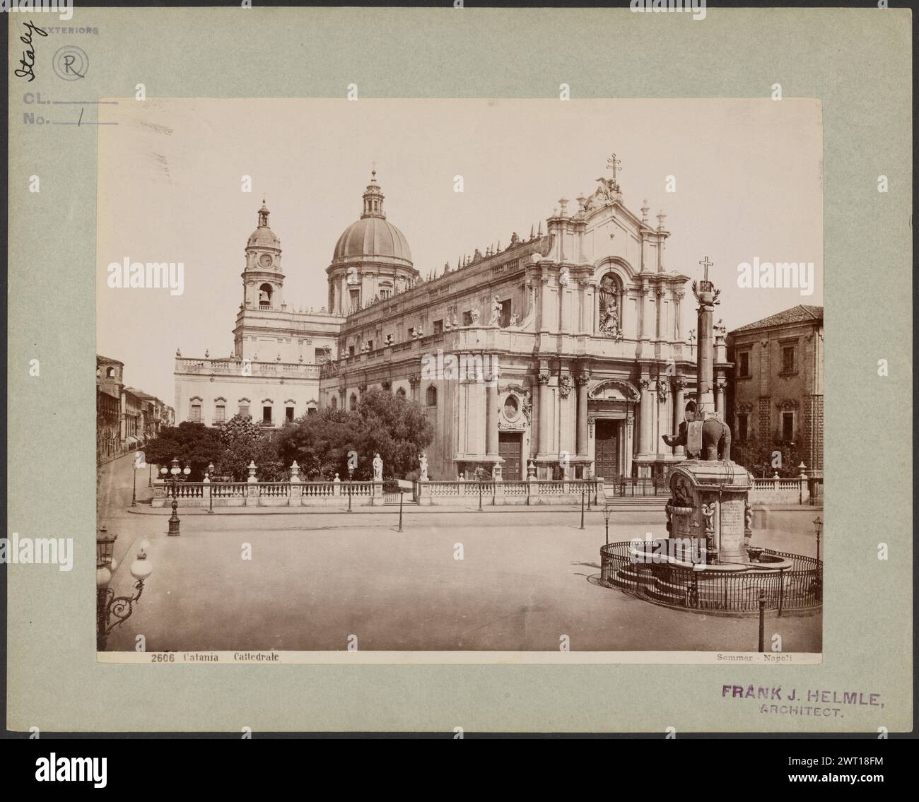 Catania Cattedrale. Giorgio Sommer, Fotograf (Italiener, geb. Deutschland, 1834–1914) 1870–1890 Außenansicht einer Kathedrale mit langem Schiff, kleiner Kuppel und Kuppelturm. (Recto, Halterung) oben links, in schwarzer Tinte: „Italien“ oben links, in Bleistift: „R/1“ Stockfoto Catania Cattedrale. Giorgio Sommer, Fotograf (Italiener, geb. Deutschland, 1834–1914) 1870–1890 Außenansicht einer Kathedrale mit langem Schiff, kleiner Kuppel und Kuppelturm. (Recto, Halterung) oben links, in schwarzer Tinte: „Italien“ oben links, in Bleistift: „R/1“ Stockfoto