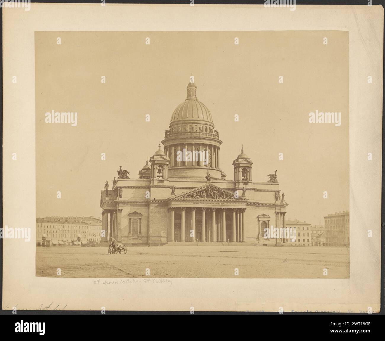 Isaakskathedrale, Sankt Petersburg. Unbekannt, Fotograf um 1865–1875 Ein rechteckiges Domgebäude mit Kuppeldach. Der Eingang zur Kirche ist von Säulen gesäumt und hat einen Giebel mit einer Reliefskulptur. Zwei kleine Glockentürme befinden sich auf dem Dach des Gebäudes, einer auf beiden Seiten des Eingangs. (Recto, Mount) unten links, schwarze Tinte: 'St. Isaak's Cathedral'; oben in der Mitte, Bleistift: 'St. Isaacs-Kathedrale - St. Petersburg"; Stockfoto Isaakskathedrale, Sankt Petersburg. Unbekannt, Fotograf um 1865–1875 Ein rechteckiges Domgebäude mit Kuppeldach. Der Eingang zur Kirche ist von Säulen gesäumt und hat einen Giebel mit einer Reliefskulptur. Zwei kleine Glockentürme befinden sich auf dem Dach des Gebäudes, einer auf beiden Seiten des Eingangs. (Recto, Mount) unten links, schwarze Tinte: 'St. Isaak's Cathedral'; oben in der Mitte, Bleistift: 'St. Isaacs-Kathedrale - St. Petersburg"; Stockfoto