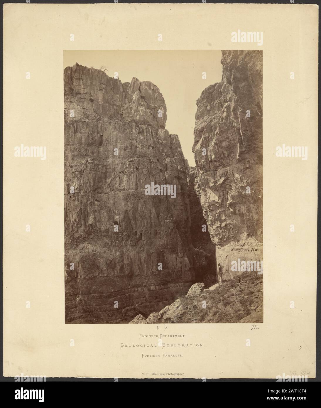 East Humboldt Mountains, Nevada. Timothy H. O’Sullivan, Fotograf (amerikanisch, ca. 1840–1882) 1868 (Recto, Mount) mit Bleistift, rechts unten: 'Lot 384' (Verso, Mount) mit Bleistift beschriftet, links unten: 'East Humboldt Mtns., Nevada, 1868. [Leerzeichen] Snyder, S. 97'; in schwarzer Füllfedertinte, unten rechts: '101'[seitlich geschrieben] Stockfoto