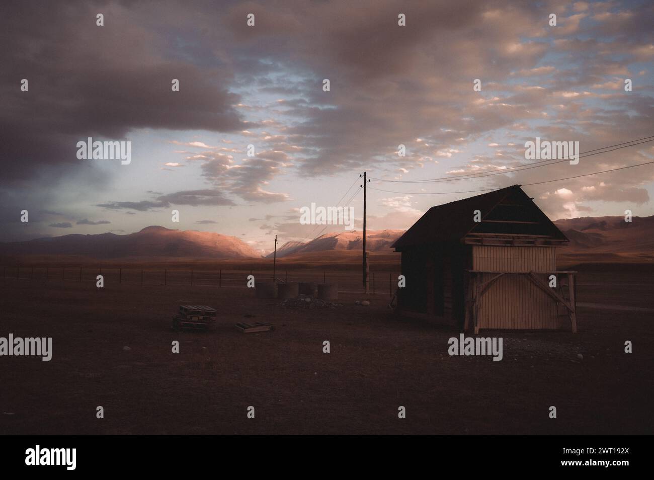 Herrliche Landschaft in Kirgisistan. Zeigt nomadisches Leben mit Jurten, Reitern und Nomaden. Berg- und Sonnenuntergang-Wanderung in einer Steppe. Farm isoliert. Stockfoto