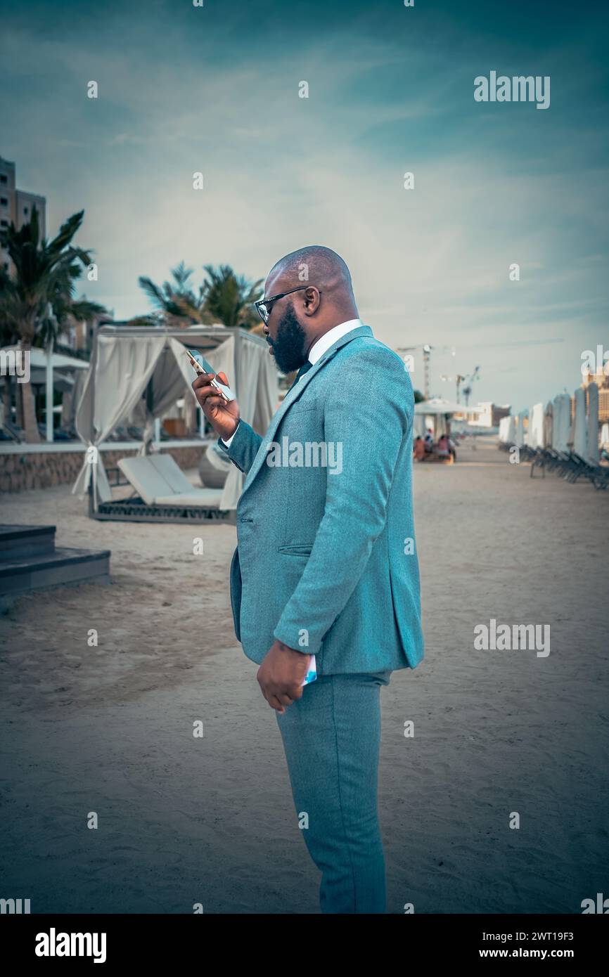 Kopfaufnahme des erfolgreichen lächelnden, fröhlichen afroamerikanischen Geschäftsmannes, der stilvollen Unternehmensführerin. Fröhlicher junger bärtiger afroamerikaner Stockfoto