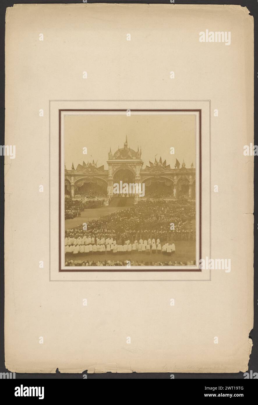 Fetes de Bruxells illeg Royale Anhänger le te deum. Louis Pierre Theophile Dubois de Nehaut, Fotograf (Belgier, 1799–1872) etwa 1850–1860 Menschenmassen stehen im Innenhof eines Gebäudes mit mehreren Bühnen. Die Bühnen sind von Bögen und Vorhängen eingerahmt. Hinter den Bühnen ist ein gewölbtes Dach mit einem Turm zu sehen. (Recto, Mount) unten rechts, Bleistift: "Fetes de Bruxelles [illeg] royale pendant le te deum"; Stockfoto
