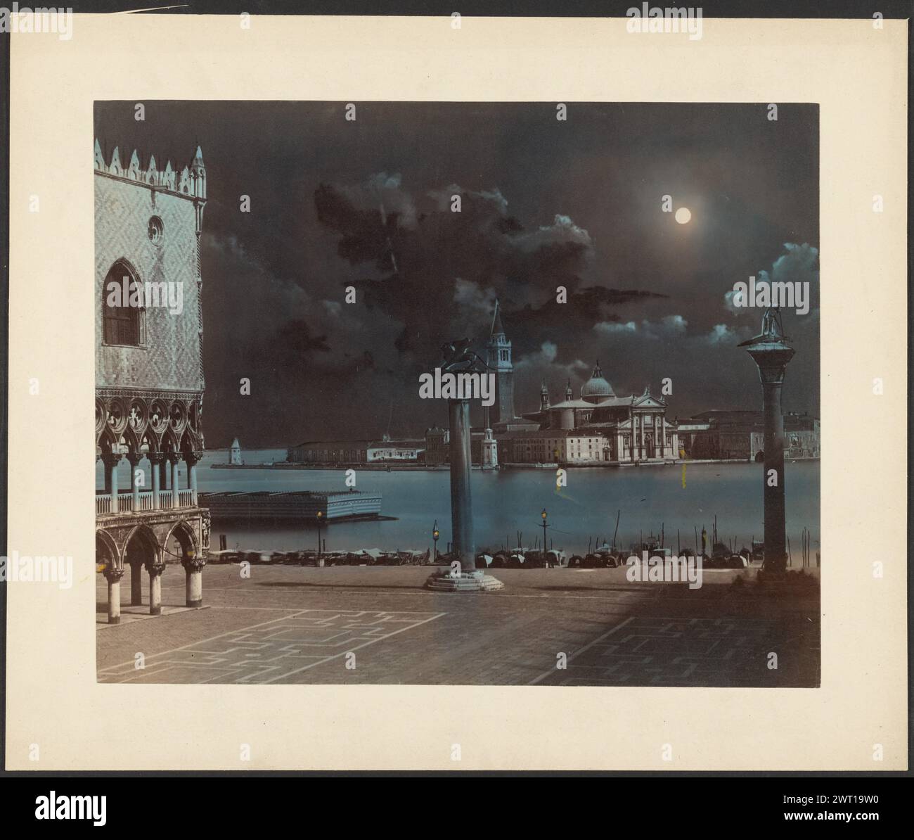 Piazzetta, Venedig. Paolo Salviati, Fotograf (italienisch, 1818–1894) ca. 1880–1890 Ein kleiner öffentlicher Platz mit Blick auf den Canal Grande. Am Rande des Platzes befinden sich zwei Säulen, die beide mit Skulpturen gekrönt sind. Die Säule links zeigt eine Skulptur eines geflügelten Löwen und die Säule rechts eine Skulptur einer menschlichen Figur. Über den Kanal ist das Kuppeldach und der Glockenturm der Kirche San Giorgio Maggiore zu sehen. (Verso, Mount) links oben, schwarze Tinte: 'Venedig'; Mitte, Bleistift: 'Piazetta [sic] Venedig/Canal Grande'; Stockfoto
