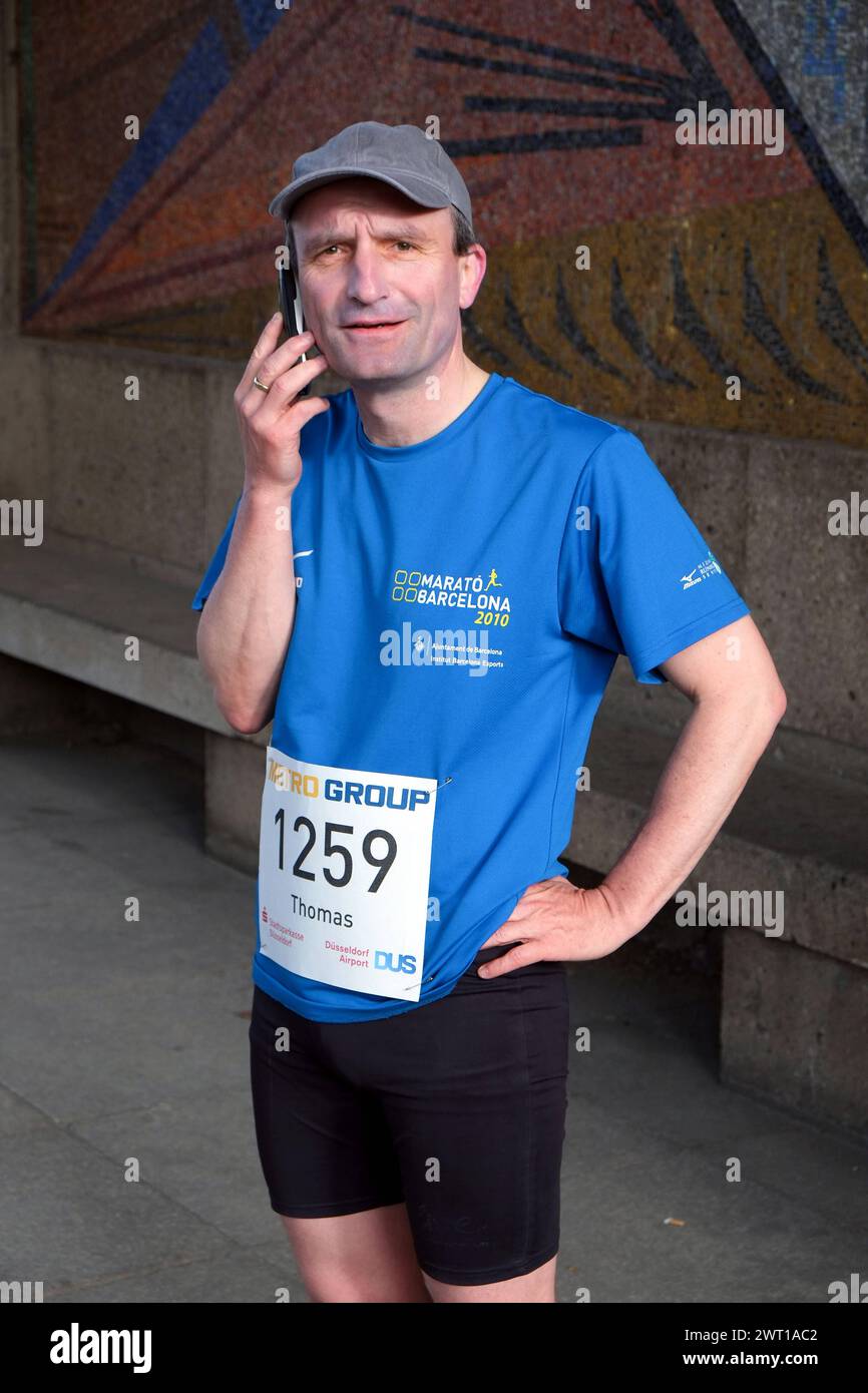 Düsseldorf 28.04.2013 Metro Marathon-Lauf Thomas Geisel SPD ob-Kandidat Telefon Handy telefonierend Düsseldorf NRW Deutschland *** Düsseldorf 28 04 2013 Metro Marathon Lauf Thomas Geisel SPD ob Kandidat Telefon Telefon Telefon telefonierend Düsseldorf NRW Deutschland Stockfoto