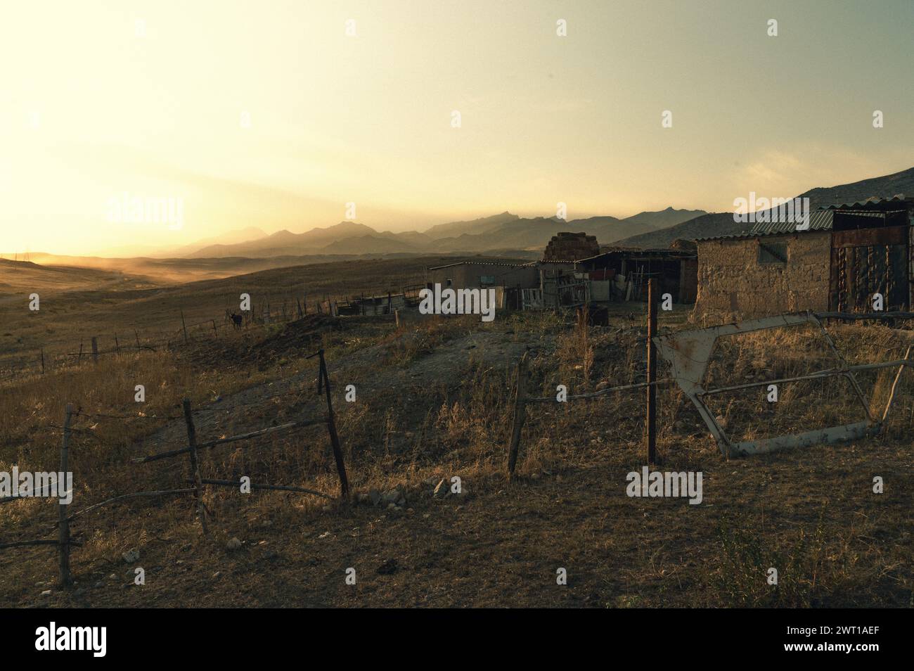 Herrliche Landschaft in Kirgisistan. Zeigt nomadisches Leben mit Jurten, Reitern und Nomaden. Berg- und Sonnenuntergang-Wanderung in einer Steppe. Farm isoliert. Stockfoto