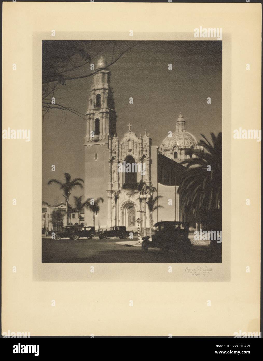 St. Vincent de Paul Church, Los Angeles. Ernest Mitchell Pratt, Fotograf (amerikanisch, 1876–1945) ca. 1925 Fassaden der St. Vincent de Paul Kirche, die ein Kuppeldach und einen einzigen Glockenturm hat. Palmen sind um das Äußere der Kirche gepflanzt und einige Autos stehen auf der Straße. (Verso, Halterung) oben rechts, Bleistift: 'Ernest M. Pratt/CA' 25/200-'; Stockfoto St. Vincent de Paul Church, Los Angeles. Ernest Mitchell Pratt, Fotograf (amerikanisch, 1876–1945) ca. 1925 Fassaden der St. Vincent de Paul Kirche, die ein Kuppeldach und einen einzigen Glockenturm hat. Palmen sind um das Äußere der Kirche gepflanzt und einige Autos stehen auf der Straße. (Verso, Halterung) oben rechts, Bleistift: 'Ernest M. Pratt/CA' 25/200-'; Stockfoto