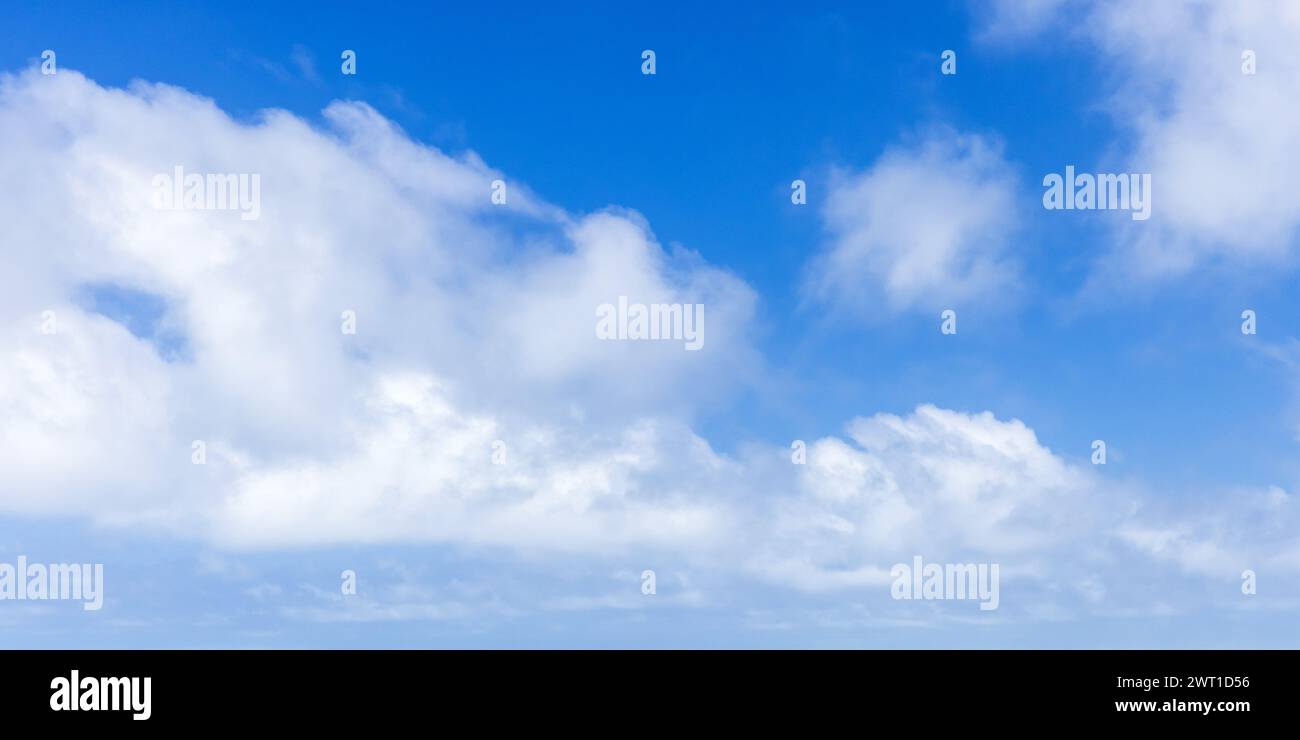 Bewölkter Himmel natürliches Hintergrundfoto an einem sonnigen Tag. Cumulus- und Altocumulus-Arten von Wolken Stockfoto