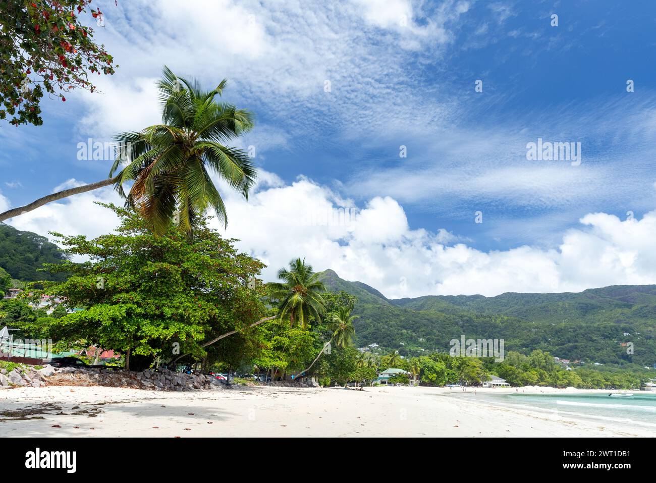 Landschaft von Beau Vallon Strand an einem sonnigen Sommertag. Mahe Island, Seychellen Stockfoto