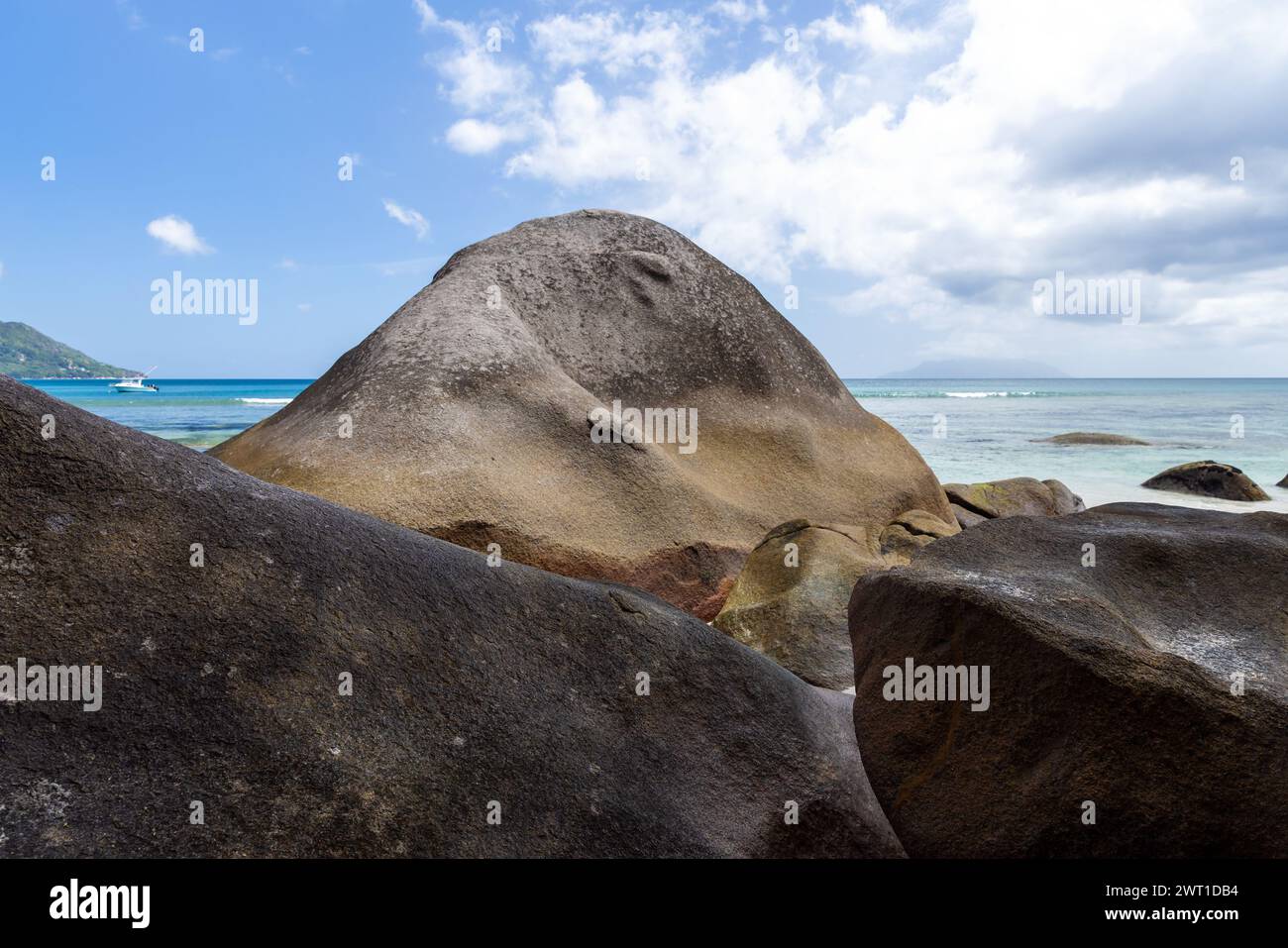 Küstenfelsen am Beau Vallon Beach, Seychellen. Foto der natürlichen Landschaft an einem sonnigen Sommertag Stockfoto