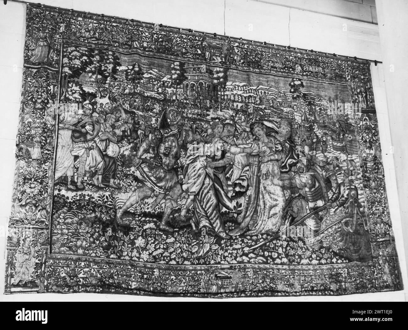 Entführung von Helen. Unbekannt ca. 1600 Gobelin Materialien/Techniken: Unbekannt Kultur: Flämisches Weberzentrum: Brüssel Helen getrennt von der Begleitperson und getragen (Vordergrund); kreisförmiges klassisches Gebäude und Schiffe sichtbar in der Ferne (UPR & LWR BRD) Spalier Stützblatt, Szenen in der Mitte; (L & R BRD) oben und unten am Rand, weibliche Figur zwischen Säulen; Blattverzierung mit weiblicher Figur in der Mitte Verwandte Werke: Tafeln im Set: GCPA 0240961 & 0240963; stilistisch ähnliche Wandteppiche (verschiedene Grenzen), GCPA: 0240962 Stockfoto
