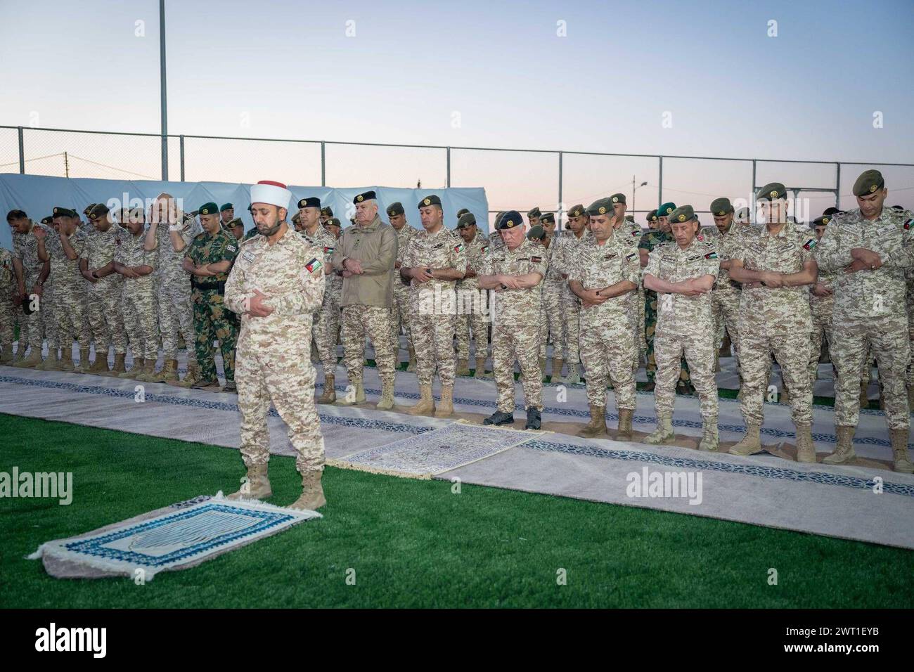 Der jordanische König Abdullah II., Oberbefehlshaber der Streitkräfte, nimmt am Iftar-Bankett Teil der jordanische König Abdullah II., Oberbefehlshaber der Streitkräfte, nimmt am Iftar-Bankett mit der 93. Prinz Zaid bin Hussein Mechanisierten Brigade in Jordanien am 14. März 2024 Teil. Royal Hashemite Court apaimages Amman Amman Jordan 150324 Jordan RPO 001 Copyright: XapaimagesxRoyalxHashemitexCourtxxapaimagesx Stockfoto