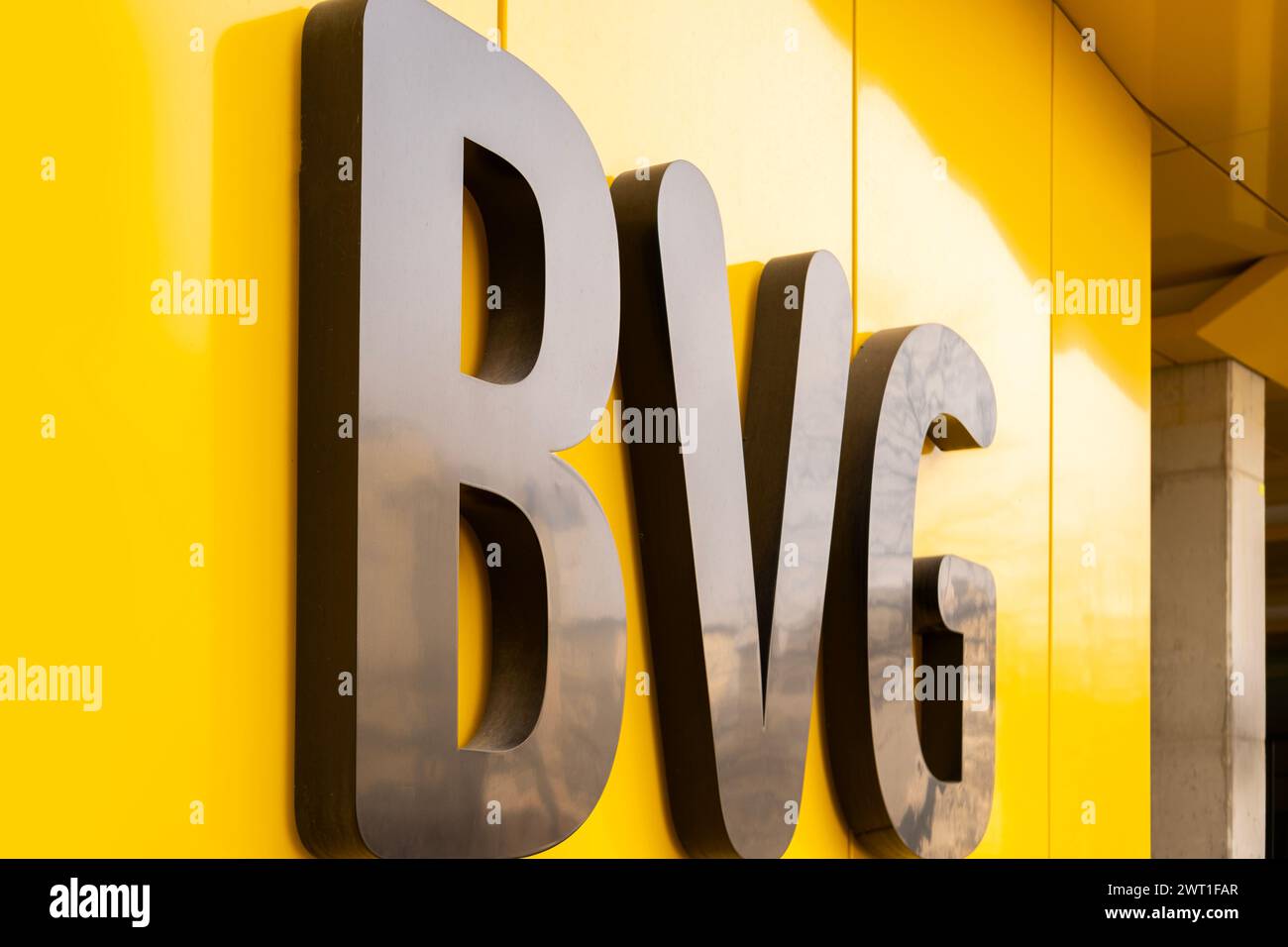 Logo BVG, Berliner Transport betreibt den öffentlichen Nahverkehr in Berlin mit U-Bahn, Stadtbussen, Straßenbahnen und Fähren, schwarze Buchstaben auf gelbem B Stockfoto