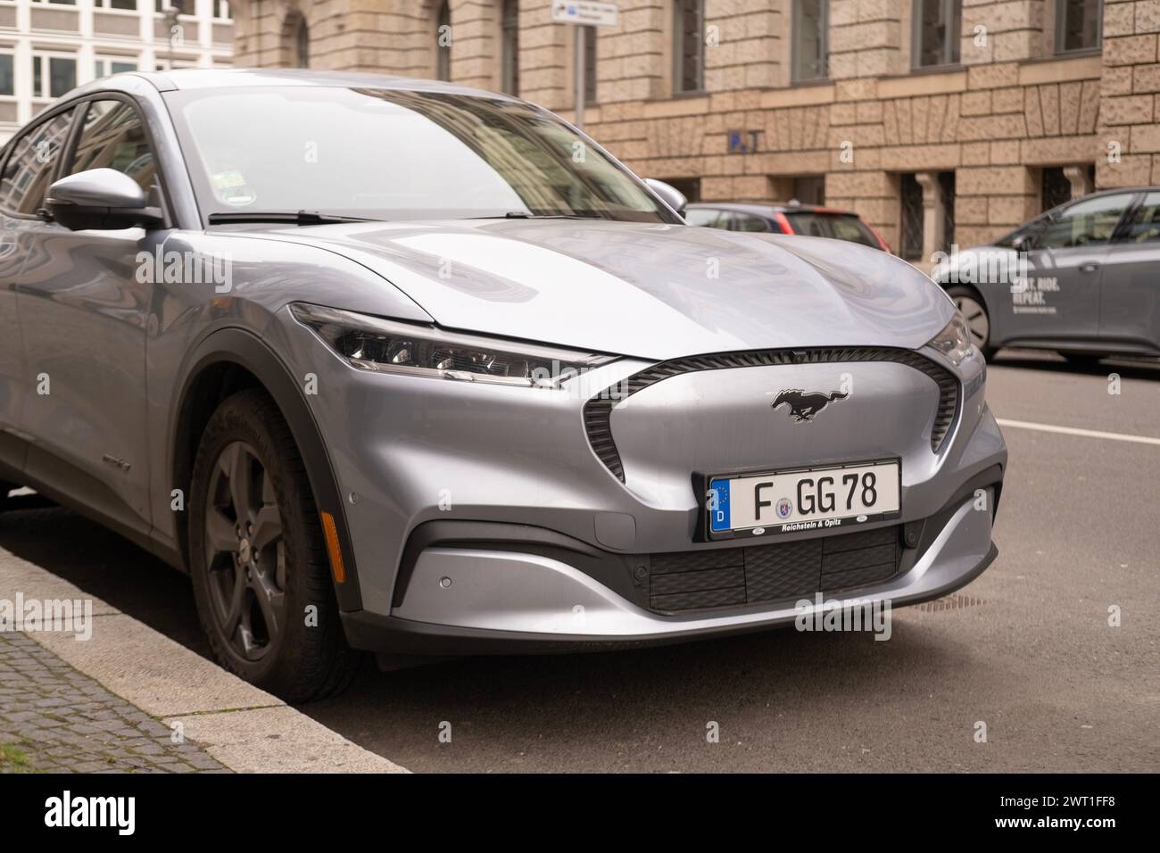 Modernes Auto Silber Ford Mustang Mach-E auf der Straße von Berlin, umweltfreundliches Elektrofahrzeug im urbanen Umfeld, Automobilindustrie, nachhaltiges Transp Stockfoto