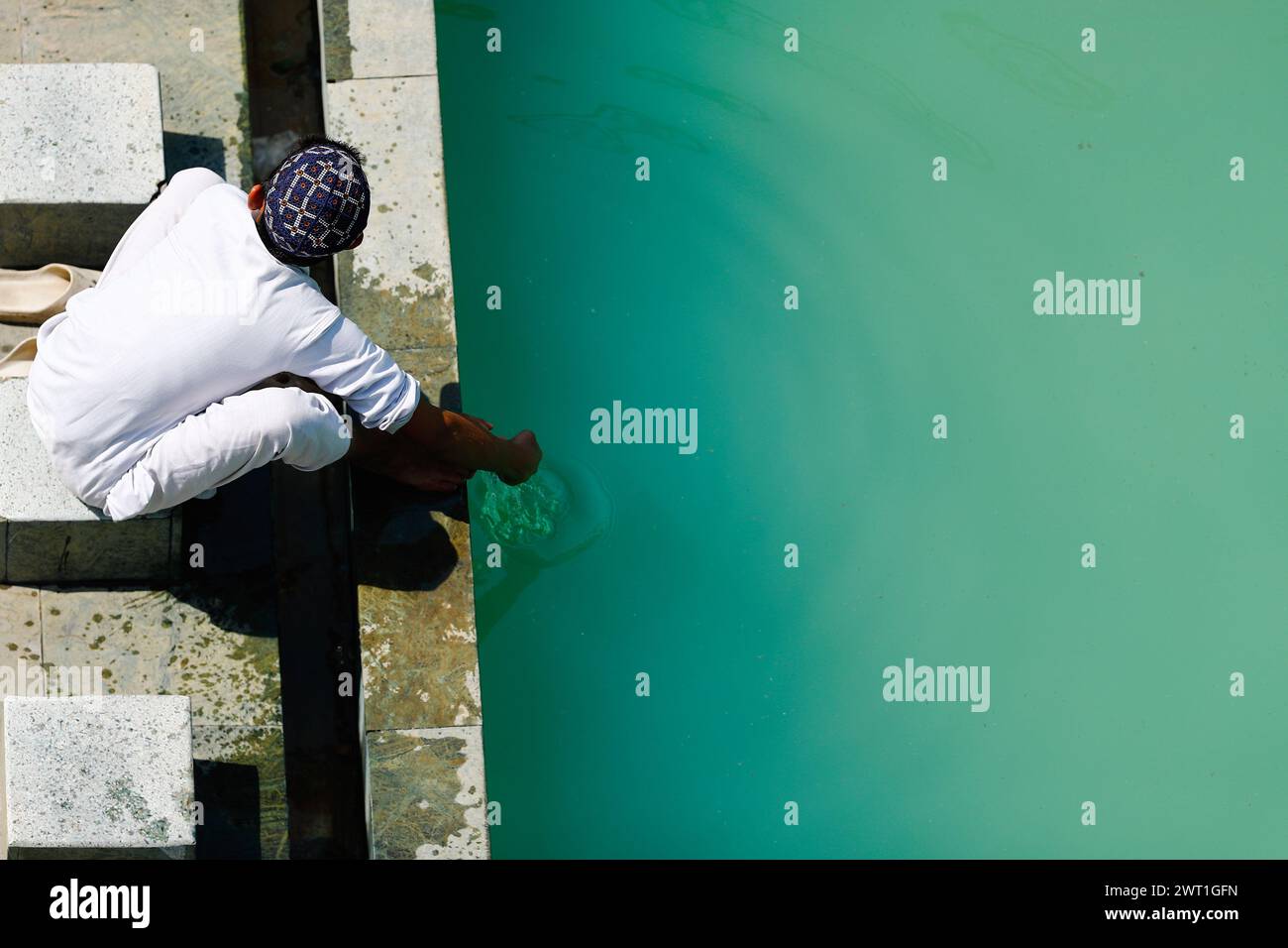 Kathmandu, Nepal. März 2024. Ein Moslem wäscht sich nach Ramadan-Gebeten und markiert den Beginn des heiligen Monats in Kaschmeeree Jaama Masjid in Kathmandu. Quelle: SOPA Images Limited/Alamy Live News Stockfoto