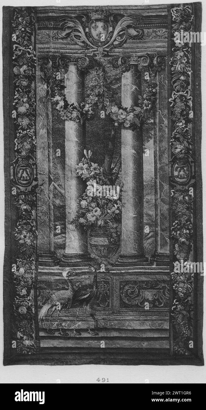 Fontainebleau. Le Brun, Charles (französisch, 1619-1690) (entworfen nach) [Maler] ca. 1680 Gobelin Abmessungen: H 3,30 x B 1,75 m Gobelin Materialien/Techniken: Unbekannt Kultur: Französisches Weberzentrum: Paris Besitz Geschichte: Frankreich, Paris, Paris, Galérie Georges Petit, 1903, Lot 491. Im Vordergrund Balustrade mit großer Vase mit Blumen und 2 Vögeln; mit Kranzsäulen bestückte Entablature mit dem Wappen des Königs von Frankreich; Landschaft im Hintergrund (L & R BRD) Blumengirlande mit Kartusche und verschränktem „L's Entrefenêtre“. Fénaille, Gobelins 2 (1903-1923), 128-65 Göbel, Wandteppiche Stockfoto