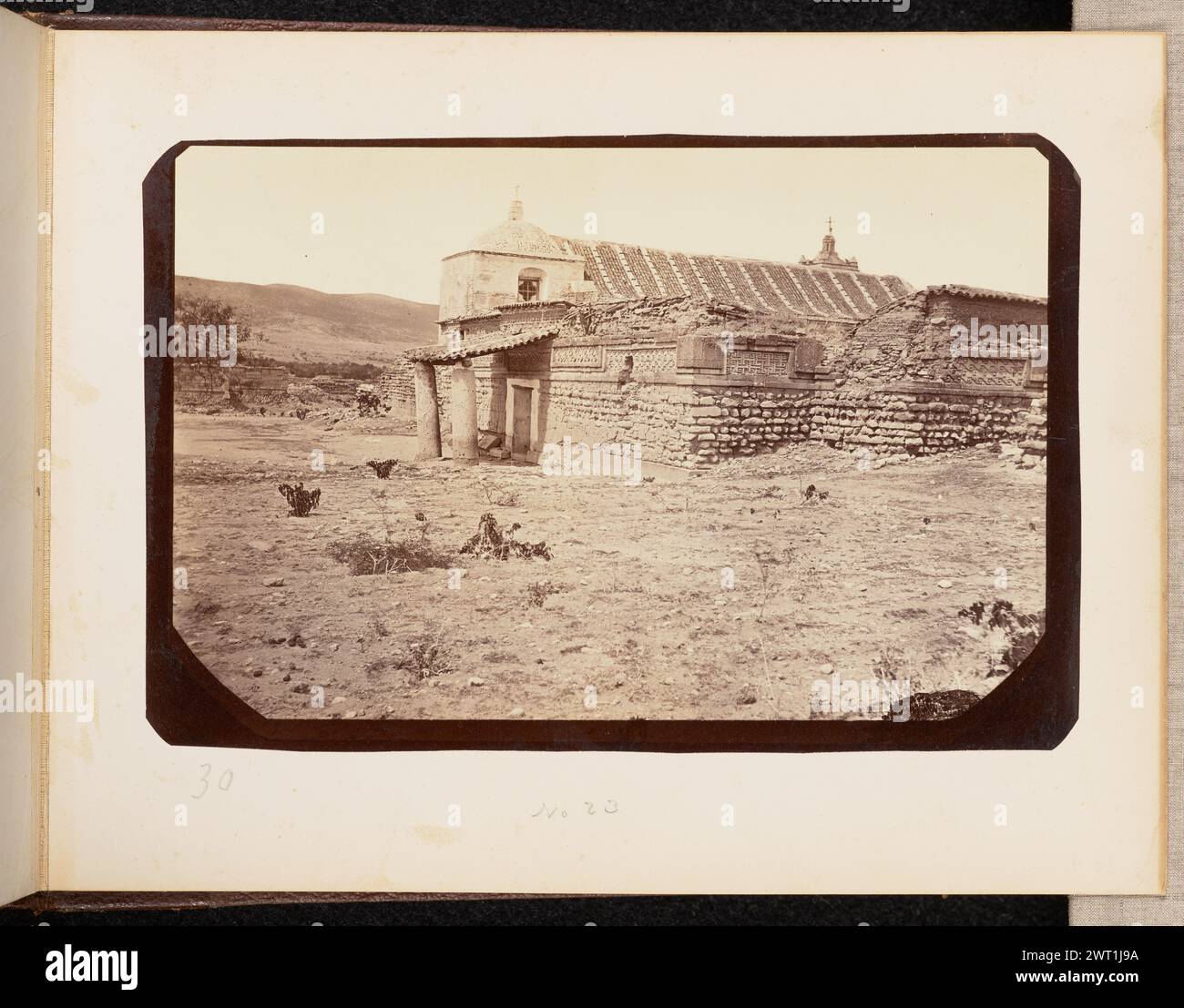 Vista 30. Emilio Herbruger Jr., Fotograf (amerikanisch, 1804 - 1894) 1875 Blick auf die Kirche San Pablo in Mitla. Ein einfacher Portikus bedeckt die Tür, hinter der ein gewölbter Turm zu sehen ist. (Recto, Mount) unten links, handgeschrieben mit Bleistift: '30' unten in der Mitte, handgeschrieben mit Bleistift: 'NO 23' (Verso, Mount) unten links, handgeschrieben mit Bleistift: 'IB 89,34 (HER)' Stockfoto Vista 30. Emilio Herbruger Jr., Fotograf (amerikanisch, 1804 - 1894) 1875 Blick auf die Kirche San Pablo in Mitla. Ein einfacher Portikus bedeckt die Tür, hinter der ein gewölbter Turm zu sehen ist. (Recto, Mount) unten links, handgeschrieben mit Bleistift: '30' unten in der Mitte, handgeschrieben mit Bleistift: 'NO 23' (Verso, Mount) unten links, handgeschrieben mit Bleistift: 'IB 89,34 (HER)' Stockfoto