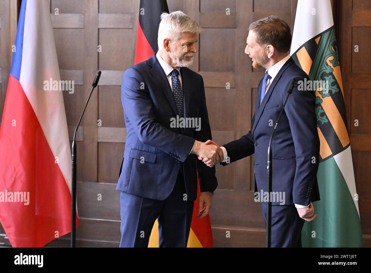 Drazdany, Deutschland. März 2024. Der sächsische Ministerpräsident Michael Kretschmer (rechts) trifft am 15. März 2024 im Sächsischen Regierungsbüro in Dresden mit dem tschechischen Präsidenten Petr Pavel zusammen. Quelle: Ondrej Hajek/CTK Photo/Alamy Live News Stockfoto