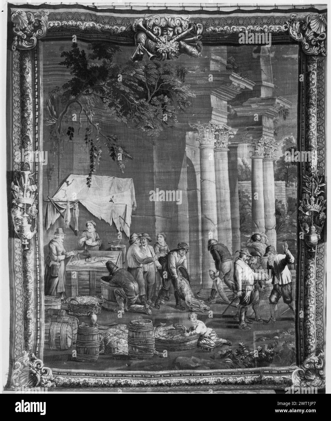 Fischmarkt. Teniers, David II. (Flämisch, 1610-1690) (entworfen nach) [Maler] Vos, Josse de (Flämisch, Act.1700-1721) (Werkstatt, Attr.) [weber] ca. 1710 Gobelin Abmessungen: H 11' x B 9'4' Gobelin Materialien/Techniken: Unbekannt Kultur: Flämisches Weberzentrum: Brüsseler Stand mit einer Frau, die Fisch verkauft, während der Mann die Wanne mit Fisch leert; 3 Männer sprechen (R, Mittelboden); liegendes Kind, das mit Fisch im Boden spielt (Mitte, Vordergrund); großer Portikus mit korinthischen Säulen (Hintergrund) (BRD) scrollende Akanthusblätter, innen eingerahmt von Perlen-&-Rollenleisten, Muschelschalen in Ecken; (UPR BRD) mu Stockfoto