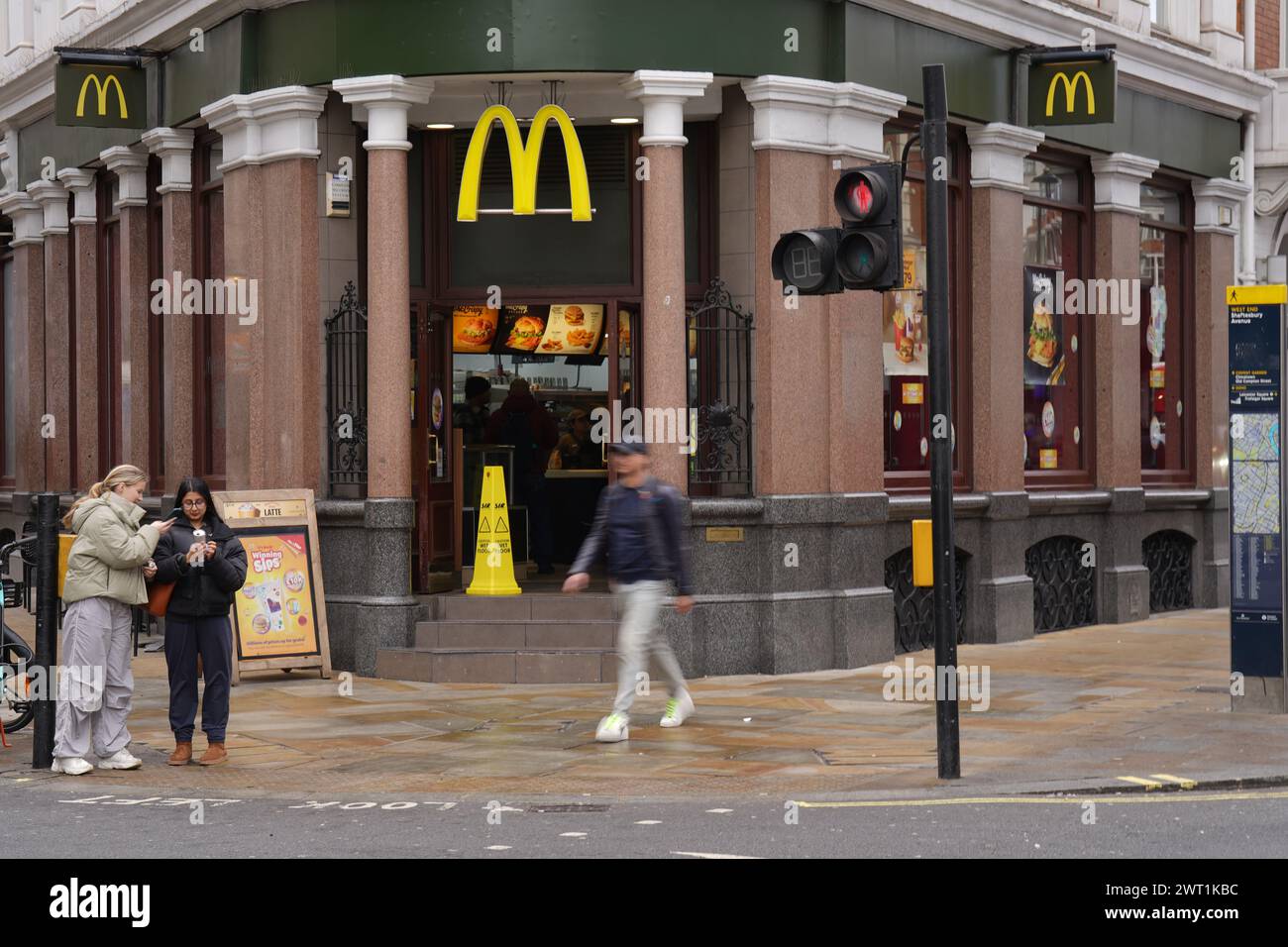 Ein Blick auf eine Filiale von McDonald's in Soho, London. McDonald's hat sich bei Kunden entschuldigt, die nach einem Ausfall DES IT-Systems in einigen Restaurants keine Speisen bestellen konnten. Der Fast-Food-Betreiber sagte, das Problem sei nun an seinen Standorten im Vereinigten Königreich und in Irland "gelöst" worden. Bilddatum: Freitag, 15. März 2024. Stockfoto