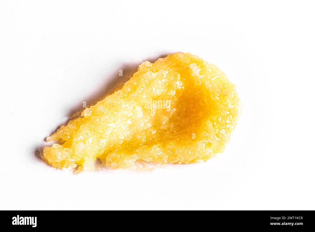 Gelber Zucker-Peeling-Swatch-Verschmieren isoliert auf weißem Hintergrund. Orangenes Körperpeeling mit Salz oder Zucker. Stockfoto