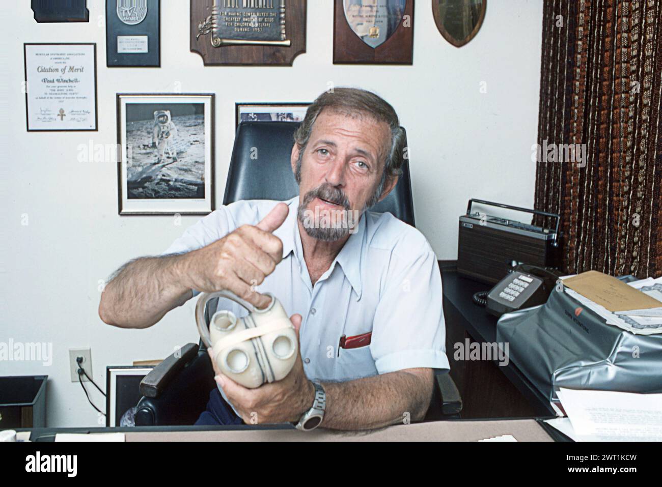 Zu Hause bei dem Bauchredner und TV-Pionier Paul Winchell, der auch ein Erfinder war. Er besitzt das Patent für eines der ersten künstlichen Herzgeräte. In seinem Heimatbüro in Sylmar, Los Angeles. Stockfoto