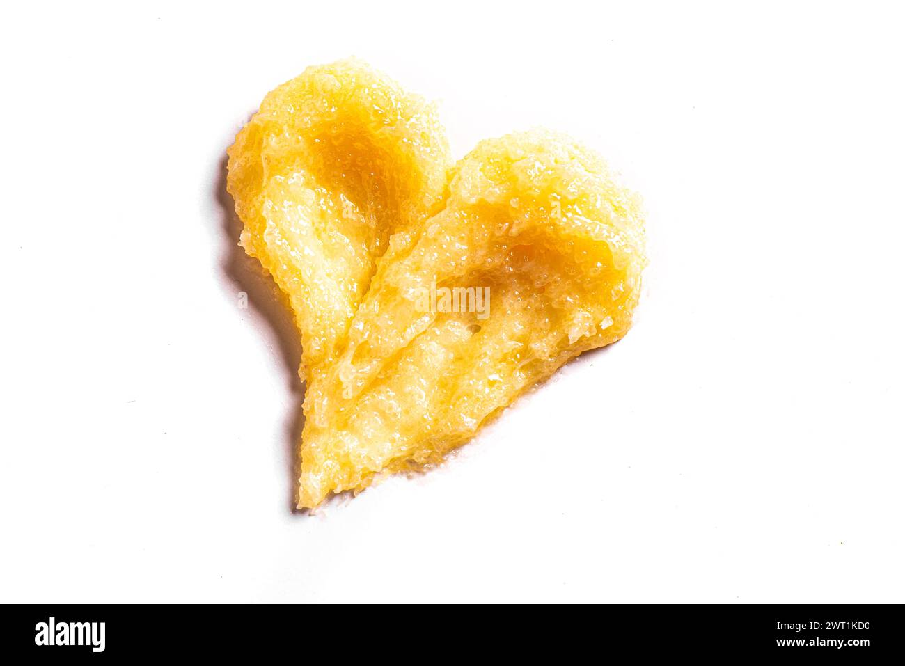 Gelber Zucker-Peeling-Swatch-Verschmieren isoliert auf weißem Hintergrund. Textur des orangen Körperpeeling mit Salz oder Zucker. Stockfoto