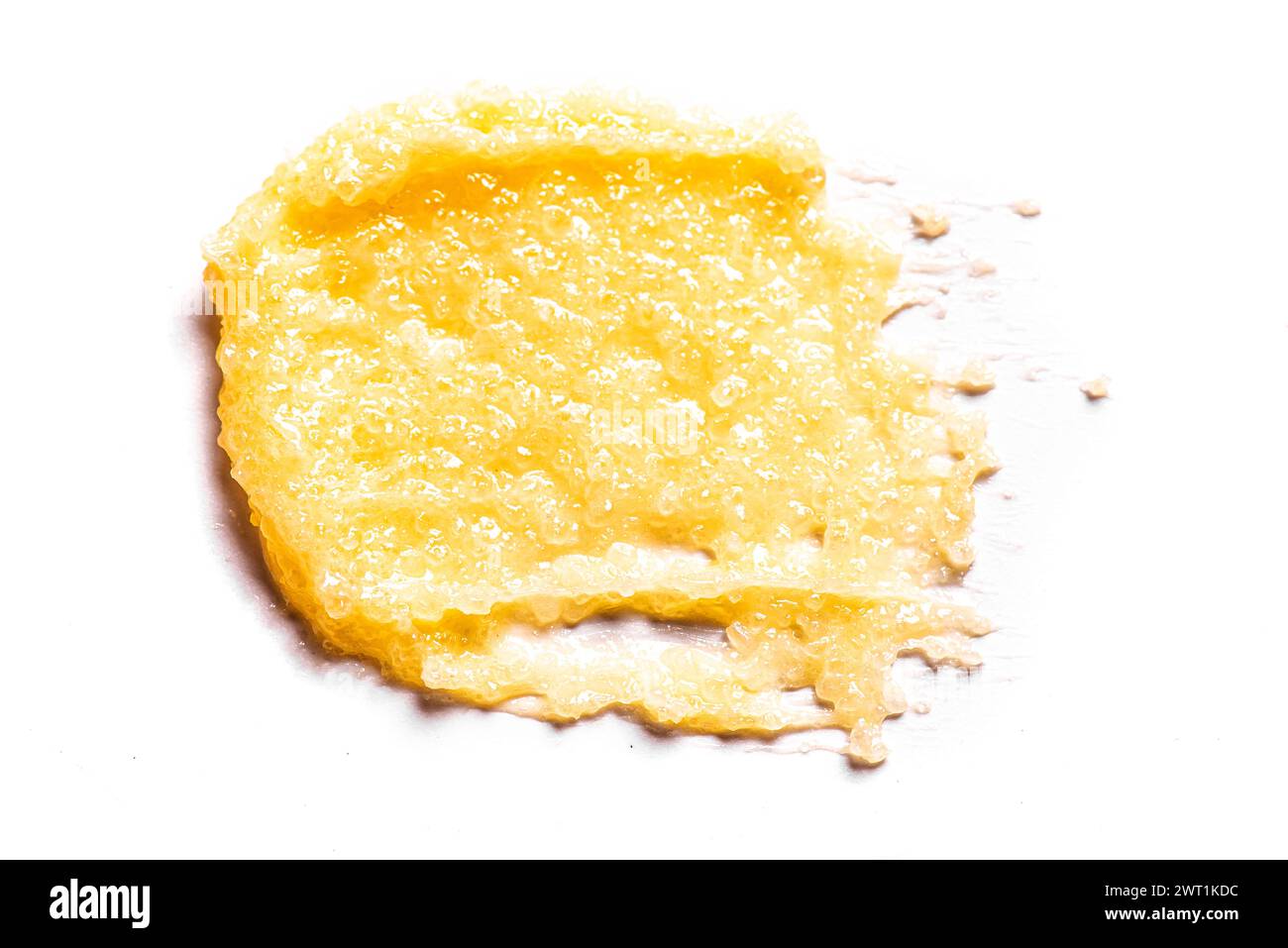 Gelber Zucker-Peeling-Swatch-Verschmieren isoliert auf weißem Hintergrund. Körperpeeling mit Salz oder Zucker. Stockfoto