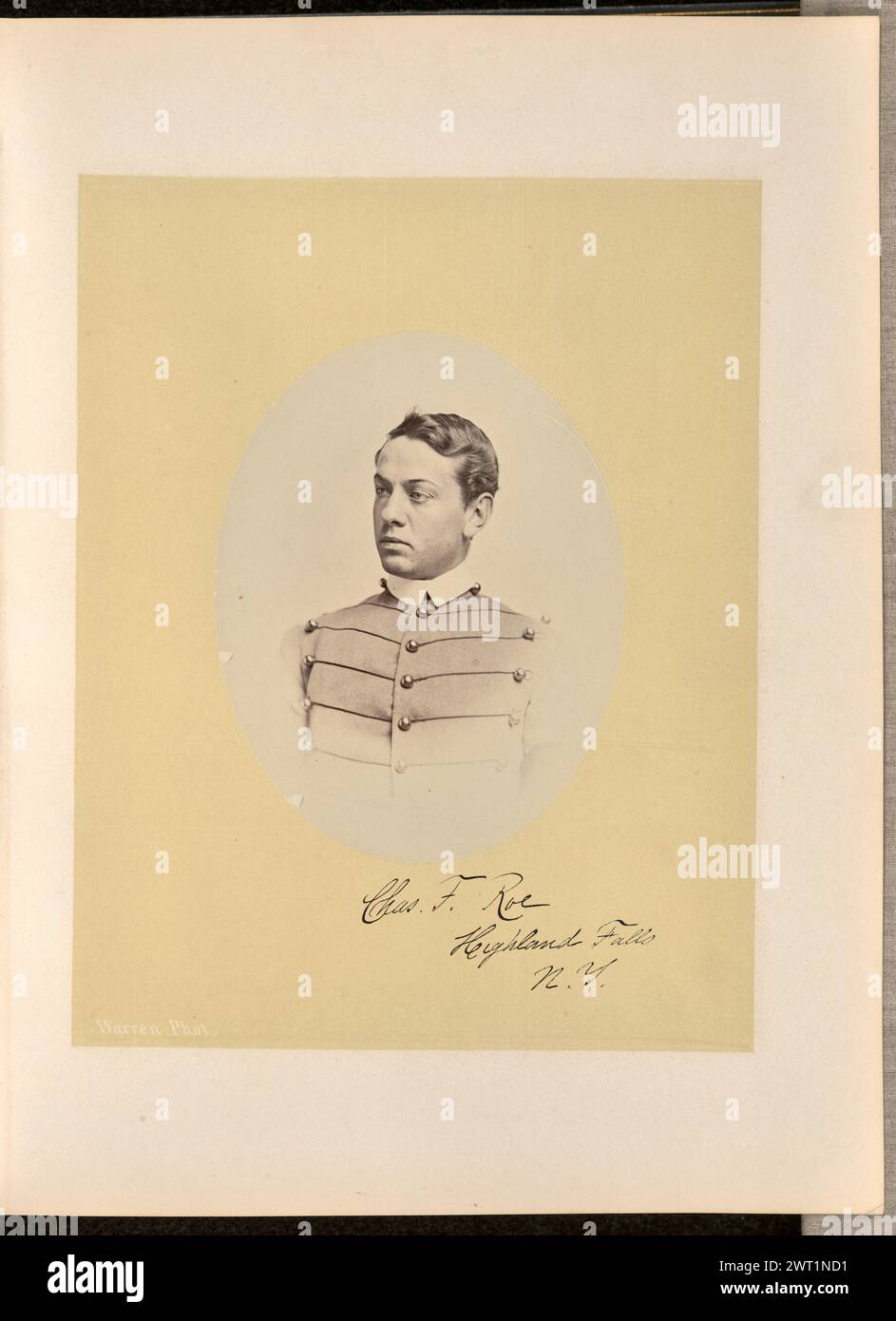 Kas. F. Roe, Highland Falls, N.Y. George Kendall Warren, Fotograf (Amerikaner, 1834–1884) 1868 Porträt von Charles Francis Roe in Kadettenuniform. Er blickt auf den linken Bereich des Bildes. Unten rechts, in schwarzer Tinte, in der Hand des Sitters: "Chas. F. Roe / Highland Falls / N.Y."; Stockfoto