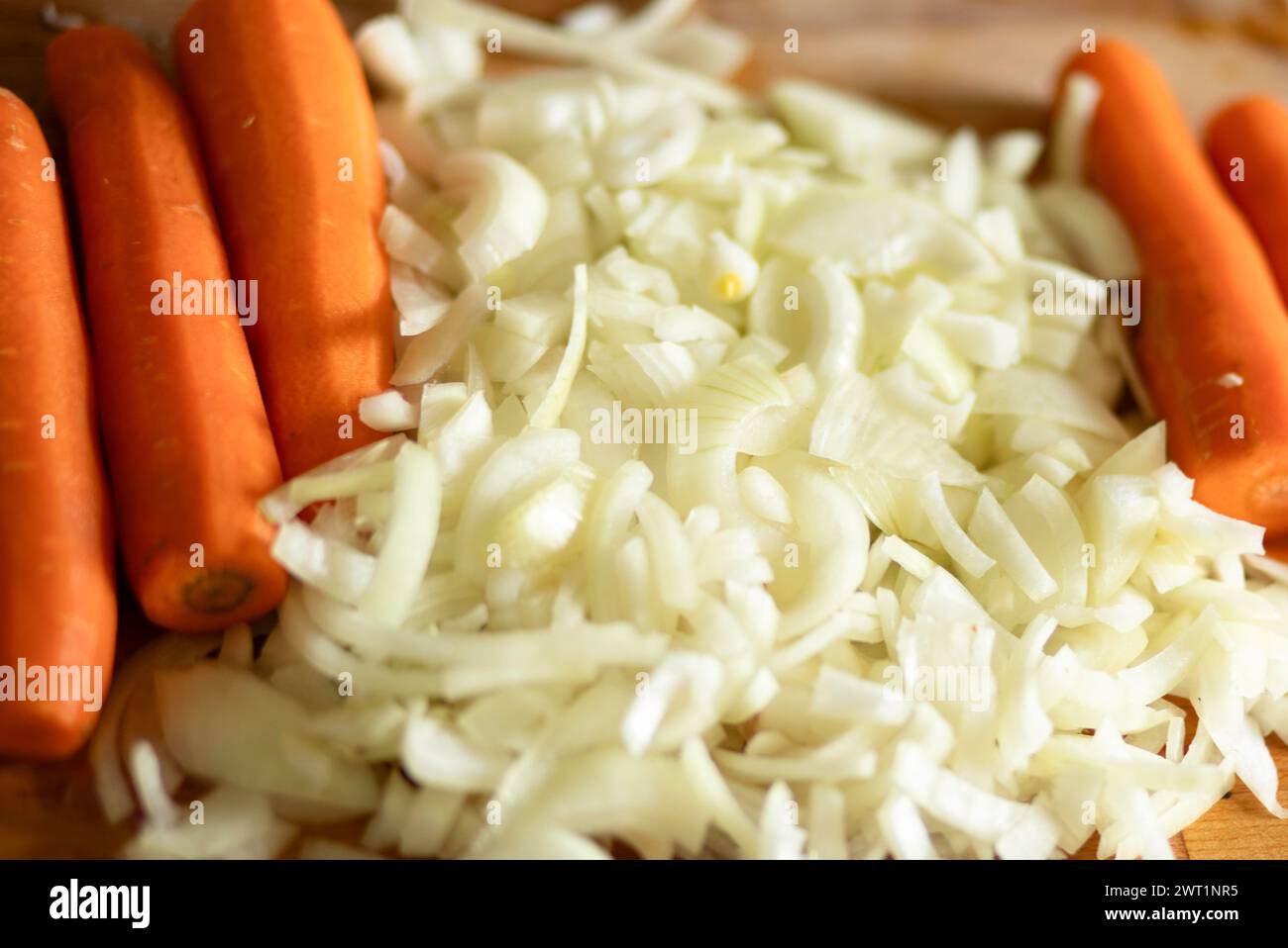 Gehackte Zwiebeln und Karotten, Zubereitungen zum Kochen des Eintöpfs. Stockfoto