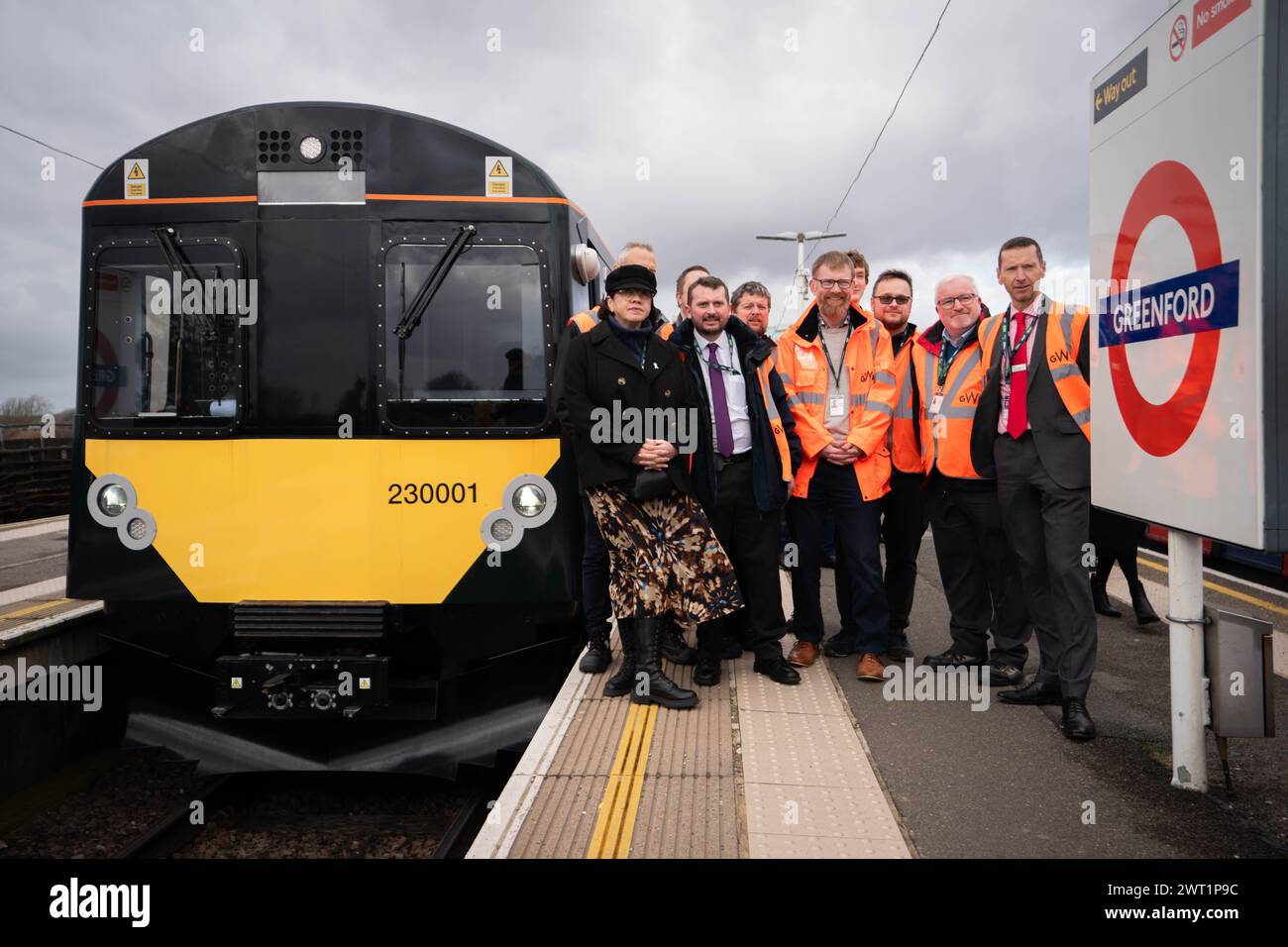 GWR-Mitarbeiter posieren neben dem Schnellladezug der Great Western Railway an der Greenford Station, London. Bilddatum: Freitag, 15. März 2024. Stockfoto