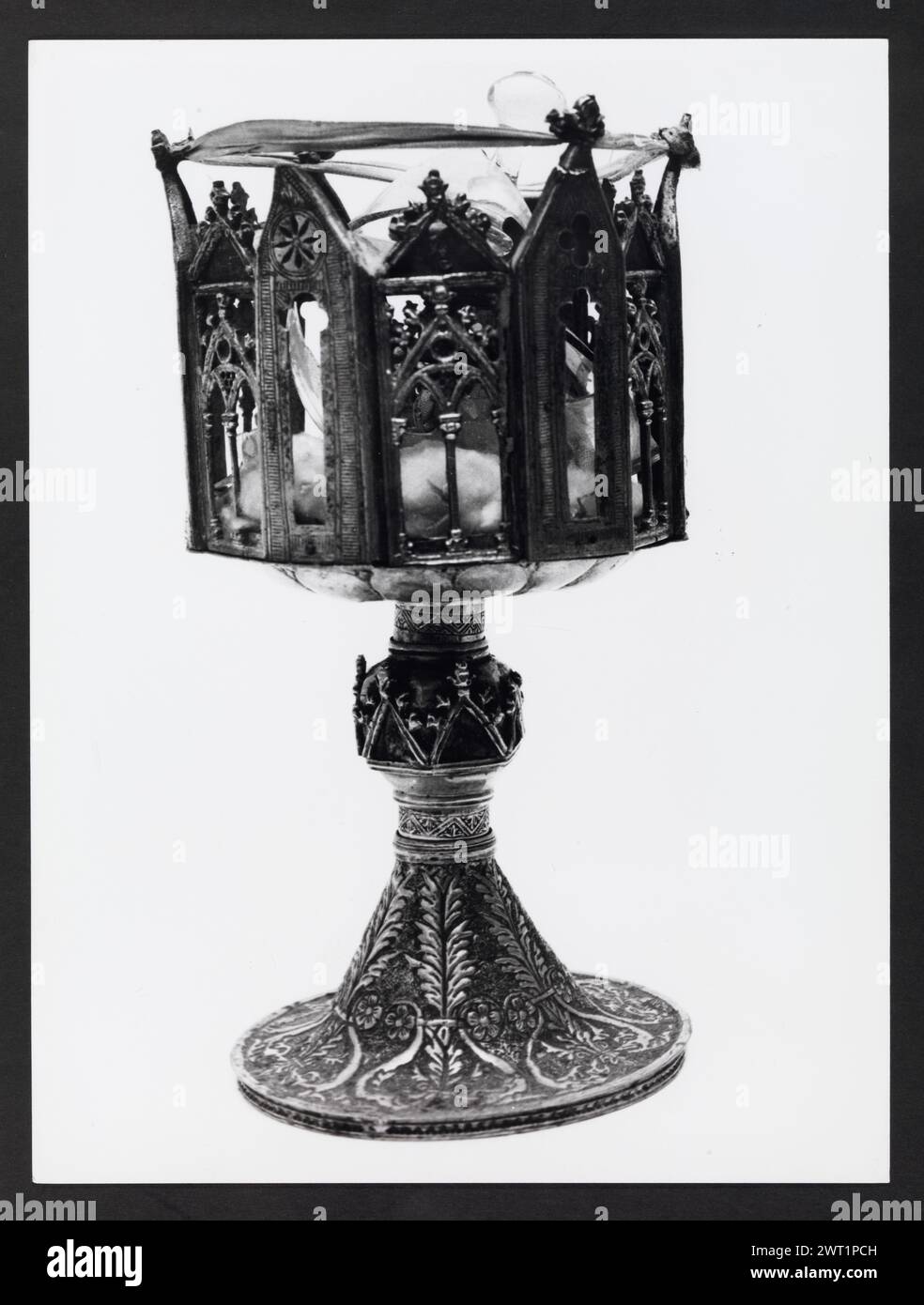 Abruzzen L'Aquila Castelvecchio Subequo S. Francesco, Museum8. Hutzel, Max 1960-1990 Reliquien, Prozessionskreuzstatuen (15. Jahrhundert), darunter eine silberne Madonna und Kind mit Engeln, Skulptur, einschließlich Holzstatue Christi, und Fresken Römische Skulpturenfragmente, Bronzeskulpturen, Bronzeskulpturen, Eisenschwert, römische Münzen der in Italien geborene Fotograf und Gelehrte Max Hutzel (1911–1988) fotografierte in den frühen 1960er Jahren bis zu seinem Tod. Das Ergebnis dieses Projekts, von Hutzel als Foto Arte Minore bezeichnet, ist eine gründliche Dokumentation der kunsthistorischen Entwicklung in Italien bis zum 18t Stockfoto