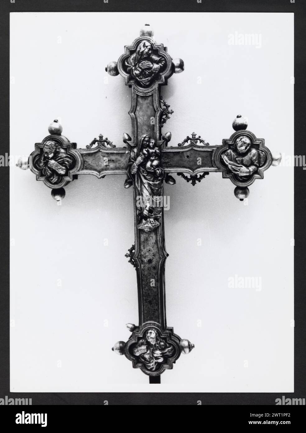 Abruzzen L'Aquila Castelvecchio Subequo S. Francesco, Museum4. Hutzel, Max 1960-1990 Reliquien, Prozessionskreuzstatuen (15. Jahrhundert), darunter eine silberne Madonna und Kind mit Engeln, Skulptur, einschließlich Holzstatue Christi, und Fresken Römische Skulpturenfragmente, Bronzeskulpturen, Bronzeskulpturen, Eisenschwert, römische Münzen der in Italien geborene Fotograf und Gelehrte Max Hutzel (1911–1988) fotografierte in den frühen 1960er Jahren bis zu seinem Tod. Das Ergebnis dieses Projekts, von Hutzel als Foto Arte Minore bezeichnet, ist eine gründliche Dokumentation der kunsthistorischen Entwicklung in Italien bis zum 18t Stockfoto