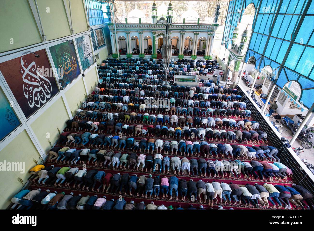 Kathmandu, Nepal. Oktober 2021. Nepalesische Muslime beten in der Kaschmeeree-Moschee am ersten Freitag des Ramadan in Kathmandu. Während die 1,8 Milliarden Muslime der Welt beginnen, den heiligen Monat Ramadan zu beobachten, fasten Gläubige Muslime normalerweise tagsüber und versammeln sich dann zu Nachtgebeten und gemeinsamen Mahlzeiten jedes Jahr gibt es eine Versammlung von Menschen, die gemeinsam in der Moschee beten. Quelle: SOPA Images Limited/Alamy Live News Stockfoto