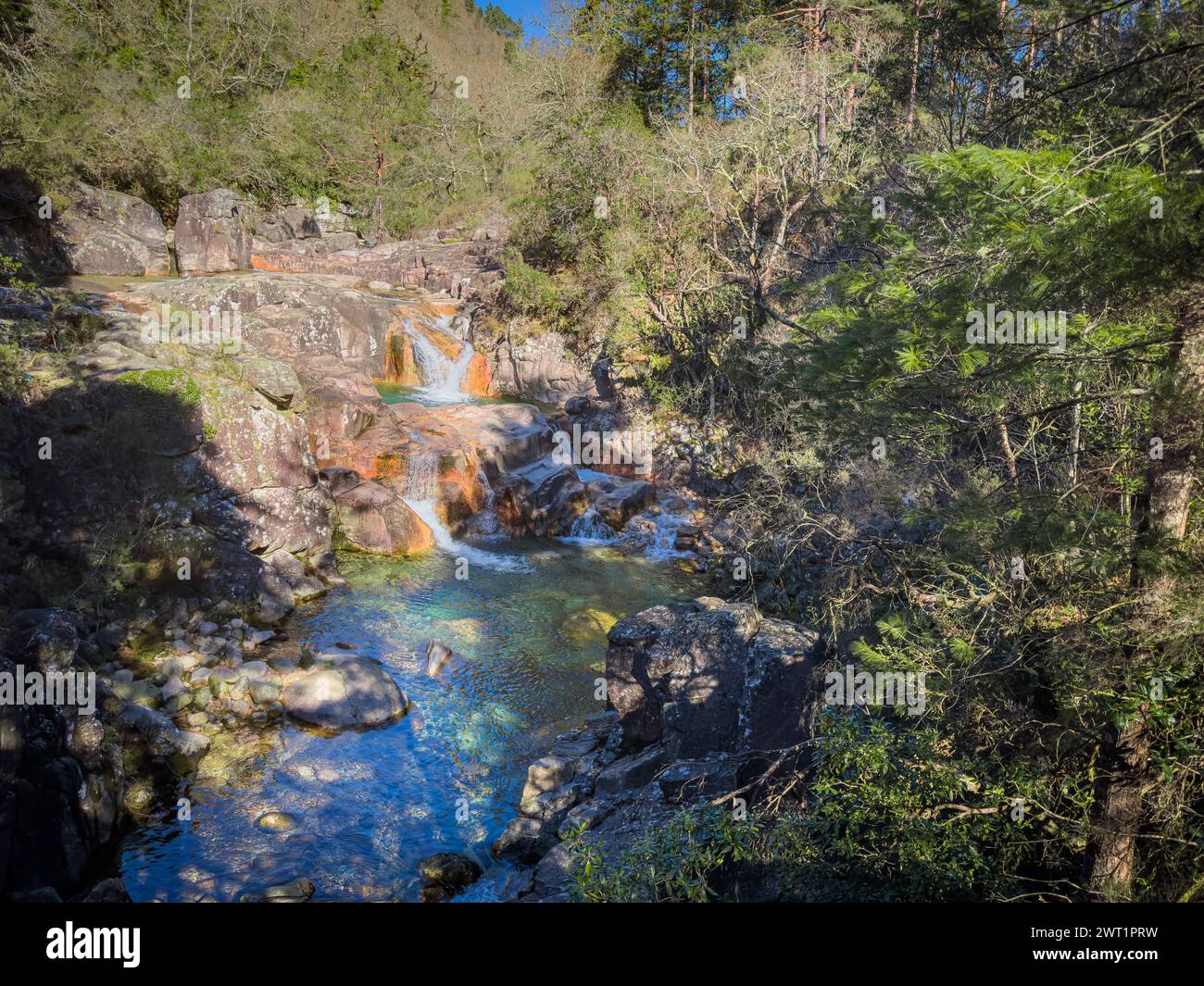 Cascata do Tahiti ist auch bekannt als Fecha das Barjas und ist ein Wasserfall mit mehreren natürlichen Pools, in denen Sie schwimmen können. Es befindet sich in der Peneda Gêre Stockfoto