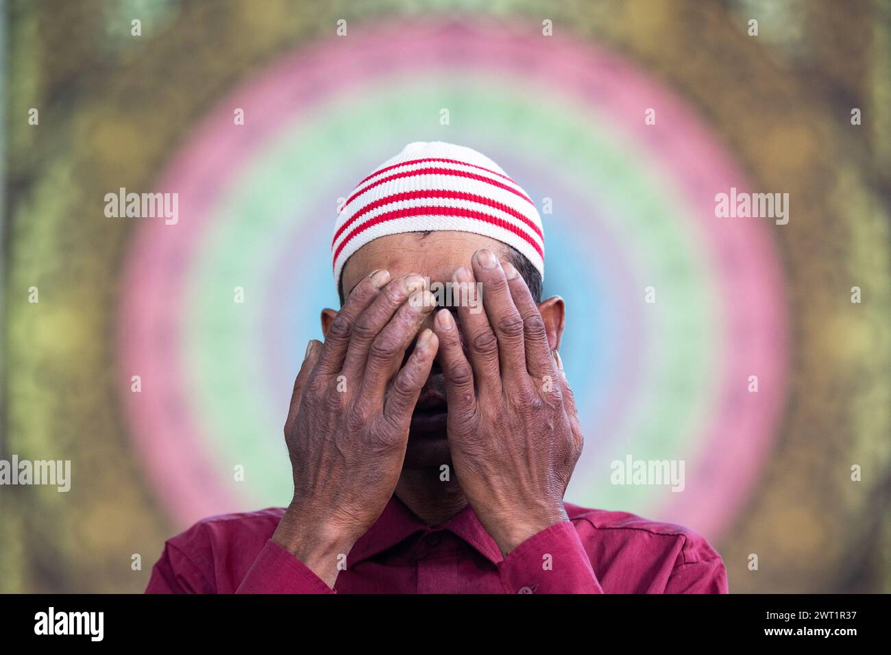 Kathmandu, Nepal. März 2024. Ein Muslim betet in der Kaschmeeree-Moschee am ersten Freitag des Ramadan in Kathmandu. Während die 1,8 Milliarden Muslime der Welt beginnen, den heiligen Monat Ramadan zu beobachten, fasten Gläubige Muslime normalerweise tagsüber und versammeln sich dann zu Nachtgebeten und gemeinsamen Mahlzeiten jedes Jahr gibt es eine Versammlung von Menschen, die gemeinsam in der Moschee beten. (Foto: Prabin Ranabhat/SOPA Images/SIPA USA) Credit: SIPA USA/Alamy Live News Stockfoto