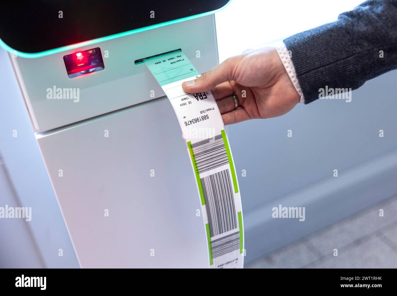 Düsseldorf, Deutschland. März 2024. In der Abflughalle des Flughafens befinden sich digitale Check-in-Automaten zum Ausdrucken von Lufthansa-Koffern. Quelle: Thomas Banneyer/dpa/Alamy Live News Stockfoto