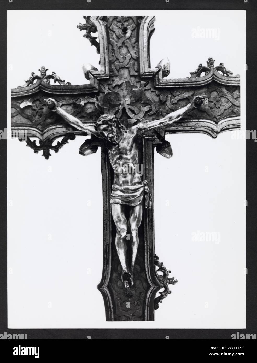 Abruzzen L'Aquila Castelvecchio Subequo S. Francesco, Museum6. Hutzel, Max 1960-1990 Reliquien, Prozessionskreuzstatuen (15. Jahrhundert), darunter eine silberne Madonna und Kind mit Engeln, Skulptur, einschließlich Holzstatue Christi, und Fresken Römische Skulpturenfragmente, Bronzeskulpturen, Bronzeskulpturen, Eisenschwert, römische Münzen der in Italien geborene Fotograf und Gelehrte Max Hutzel (1911–1988) fotografierte in den frühen 1960er Jahren bis zu seinem Tod. Das Ergebnis dieses Projekts, von Hutzel als Foto Arte Minore bezeichnet, ist eine gründliche Dokumentation der kunsthistorischen Entwicklung in Italien bis zum 18t Stockfoto