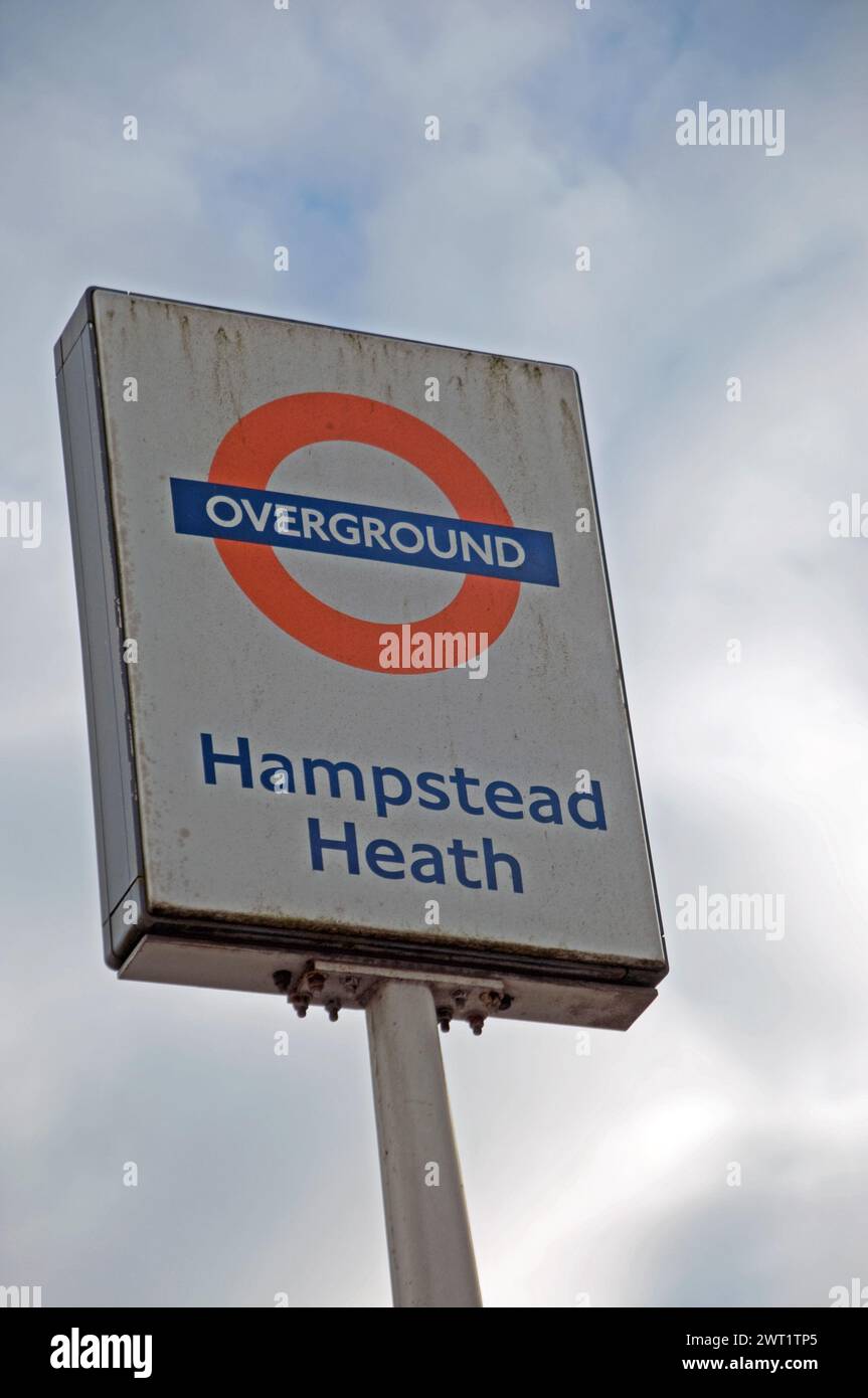 Schild für Hamstead Heath Overground Station, Hamstead Heath, London, Großbritannien Stockfoto