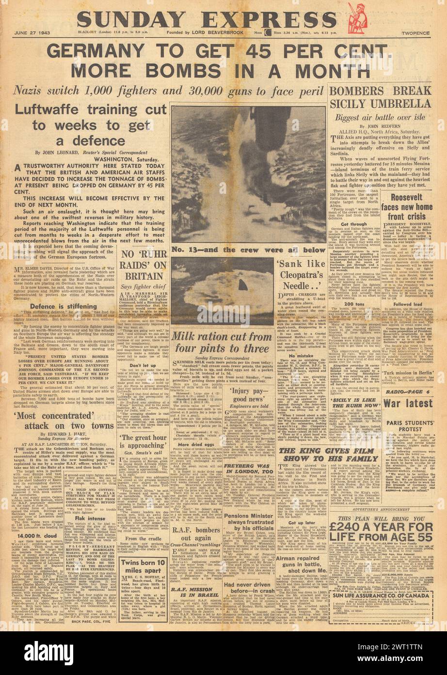 1943 Sunday Express-Titelseite, die die RAF-Bombe Bochum, den Vormarsch der Roten Armee auf Orel und den Aufruf in Deutschland meldet Stockfoto