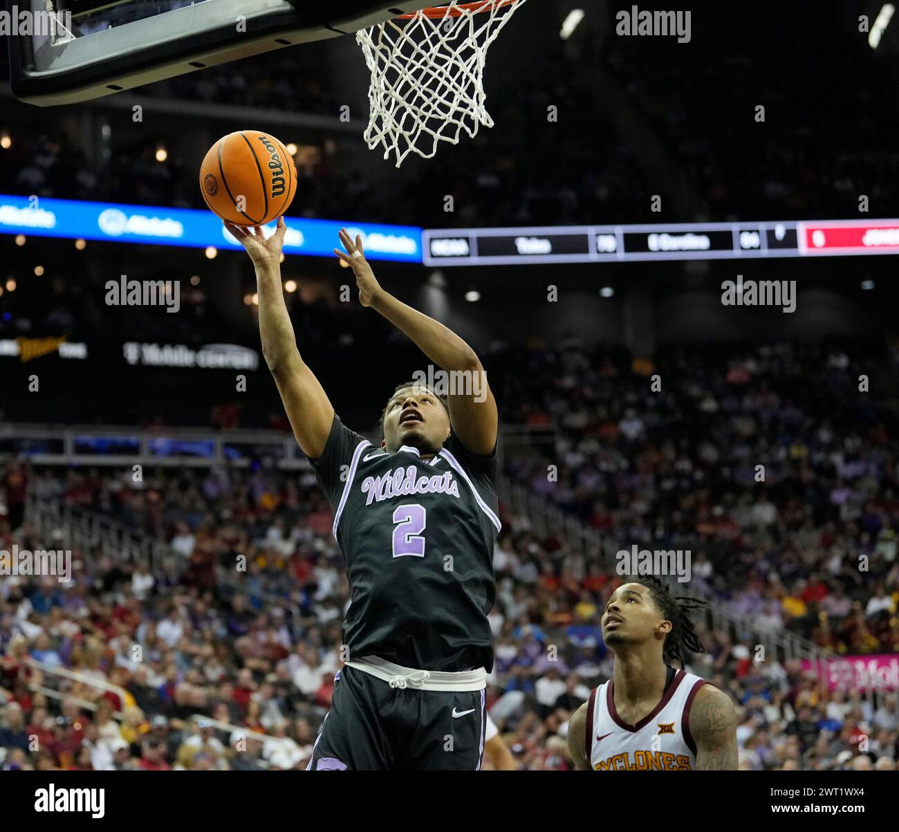 Kansas City, Usa. März 2024. 14. MÄRZ 2024: Die Kansas State Wildcats schützen Tylor Perry (2), der im Big 12 Championship Tournament im T-Mobile Center in Kansas City, Missouri, gegen ISU in den Korb fährt. Jon Robichaud/CSM/SIPA USA. (Foto: © Jon Robichaud/Cal Sport Media/SIPA USA) Credit: SIPA US/Alamy Live News Stockfoto