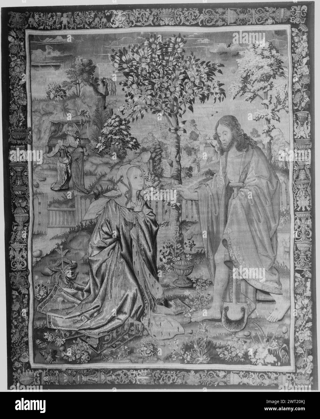 Noli me tangere. Unbekannt ca. 1510-1530 Gobelin Abmessungen: H 9 x B 7'1' Gobelin Materialien/Techniken: Wolle und Seide; Metallgarn (Gold) Kultur: Southern Netherlands Weaving Center: Unbekannt Geschichte: French & Co. Gekauft von Cha[Paey?] [Dawson durchgestrichen], fakturiert am 23/1935 [auch Listen: 5.3.1936]; verkauft an F. [Felix] Gouled 2/1937 [SS 18405]. French & Co. Gekauft von Felix Gouled 2/4/1949 [SS 80382]. In der Landschaft, St.. Maria Magdalena kniet vor Christus, als Gärtner mit Hacke; 2 Marien vor Christi Grab, bewacht von Engel (L, Hintergrund) (BRD) Grotesken mit Orname Stockfoto