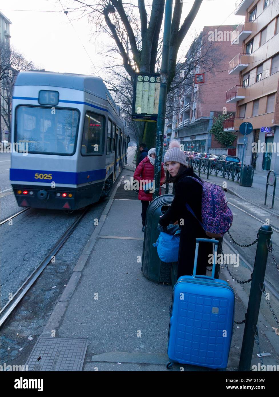 Warten auf eine Straßenbahn im Stadtzentrum von Turin, Italien Stockfoto