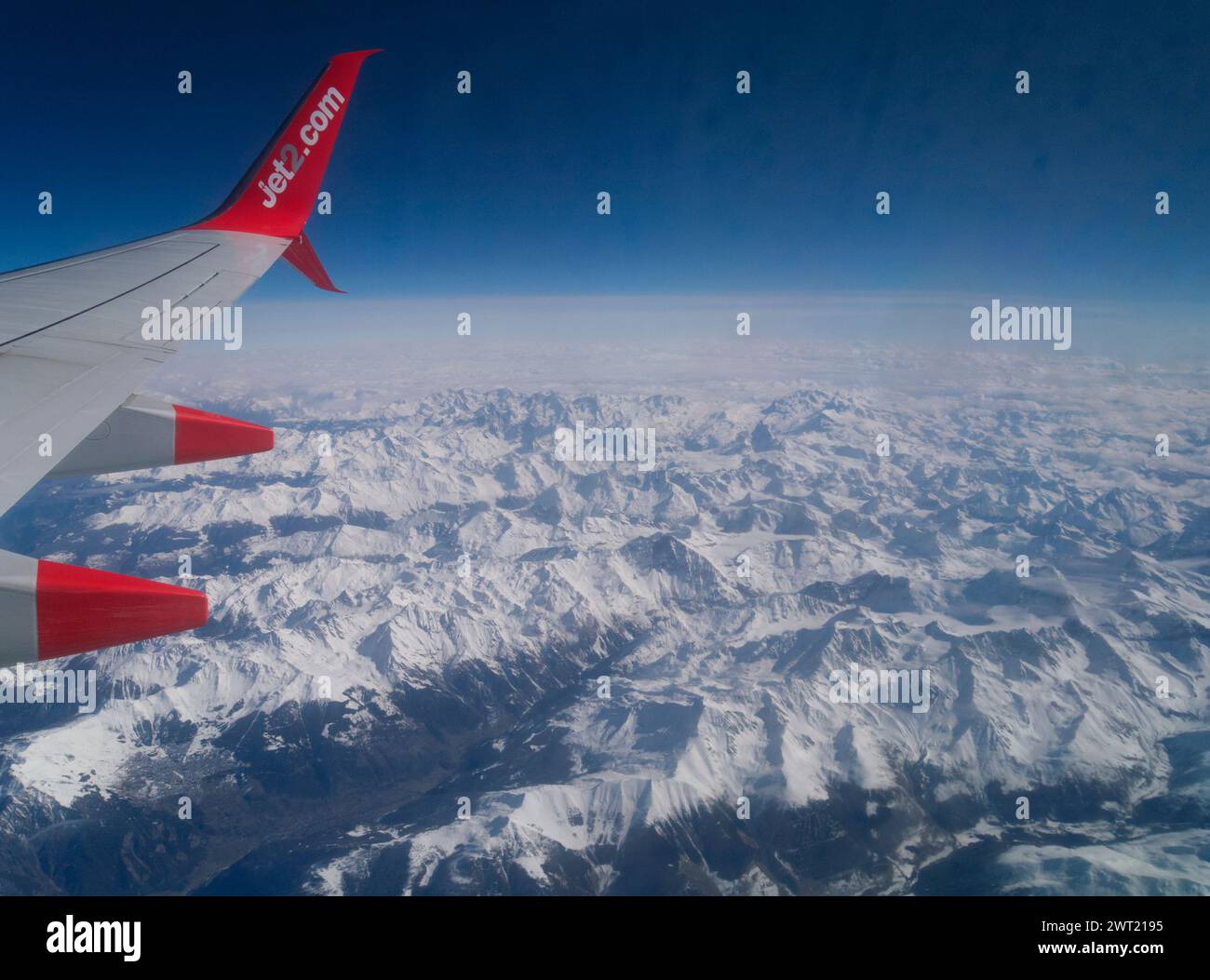 Sie fliegen 37000 Meter über den europäischen Alpen Stockfoto