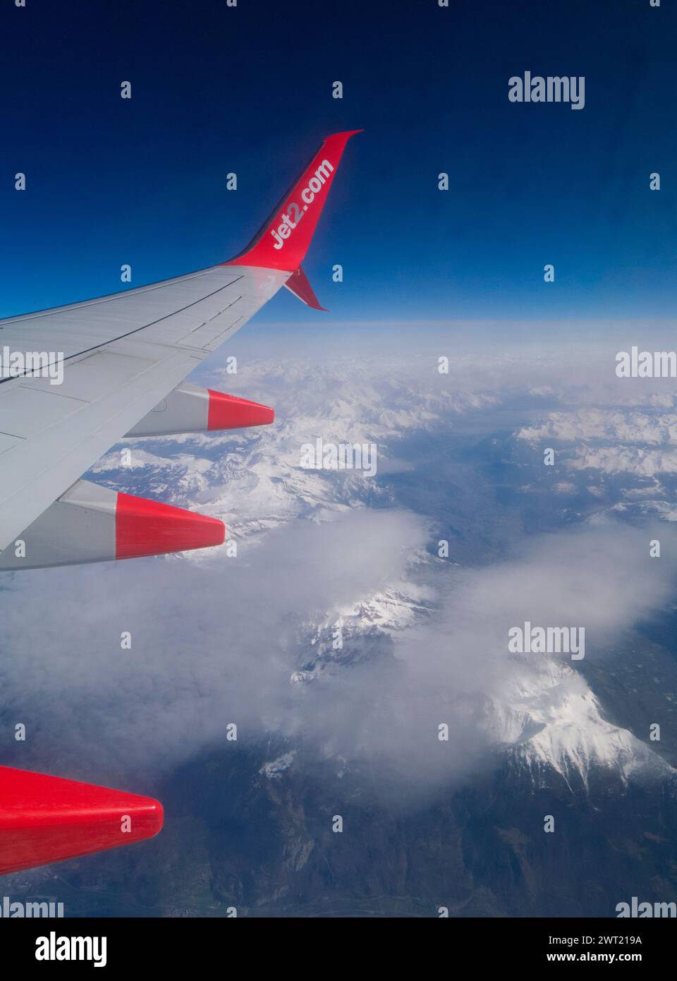 Sie fliegen 37000 Meter über den europäischen Alpen Stockfoto