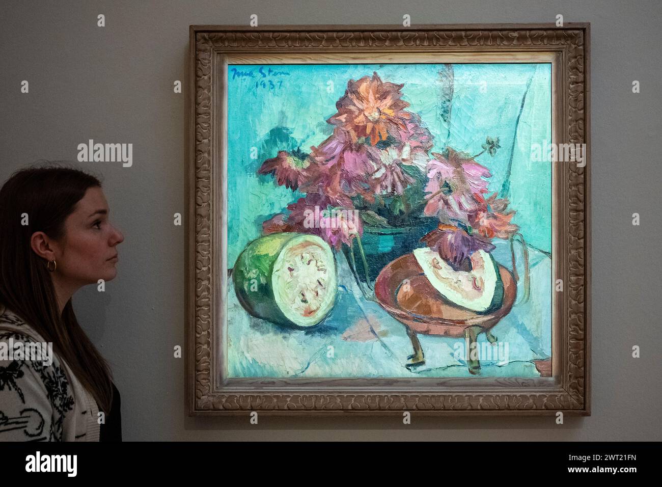 London, Großbritannien. 15. März 2024. Ein Mitarbeiter mit „Stillleben mit Watermelon und Dahlias“, 1937, von Irma Stern (100.000 £ - 150.000) bei einer Vorschau auf Sotheby's Modern & Contemporary African Art Sale. Die Lose werden am 21. März in den Galerien in der New Bond Street von Sotheby versteigert. Quelle: Stephen Chung / Alamy Live News Stockfoto