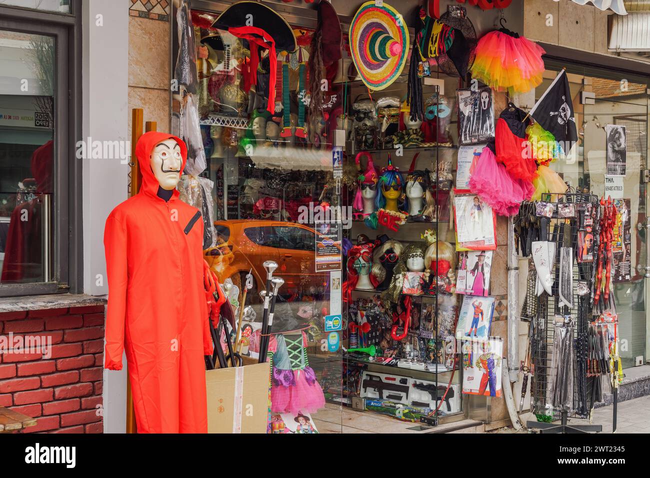 In Xanthi, Griechenland, verkauft man Hüte, Karnevalsmasken und Kostüme. Stockfoto
